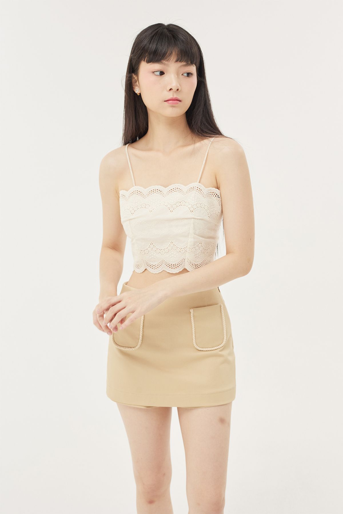 러뷰이(LOVUEE) 베이지 파이핑 디테일 스코트 치마바지