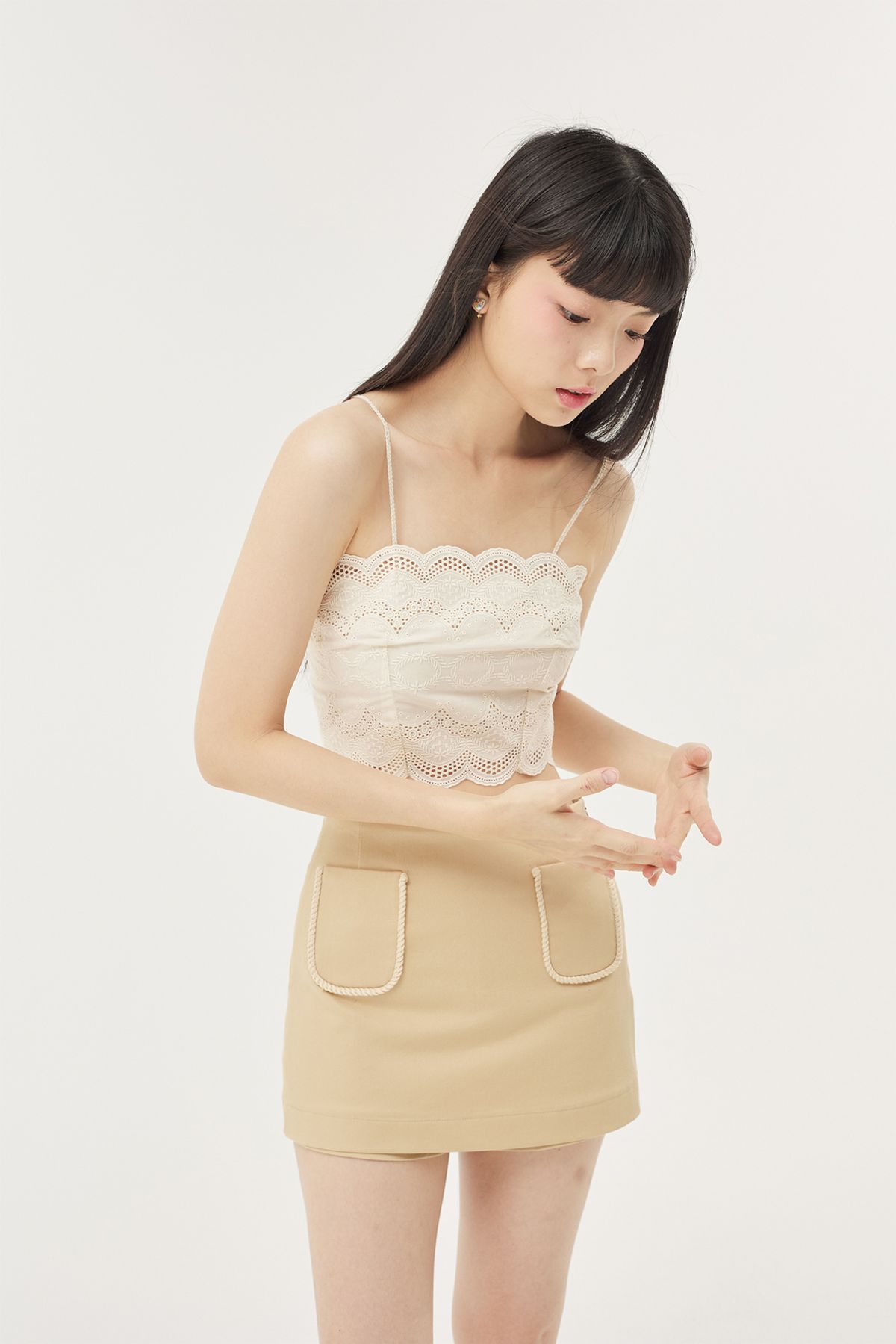 러뷰이(LOVUEE) 베이지 파이핑 디테일 스코트 치마바지