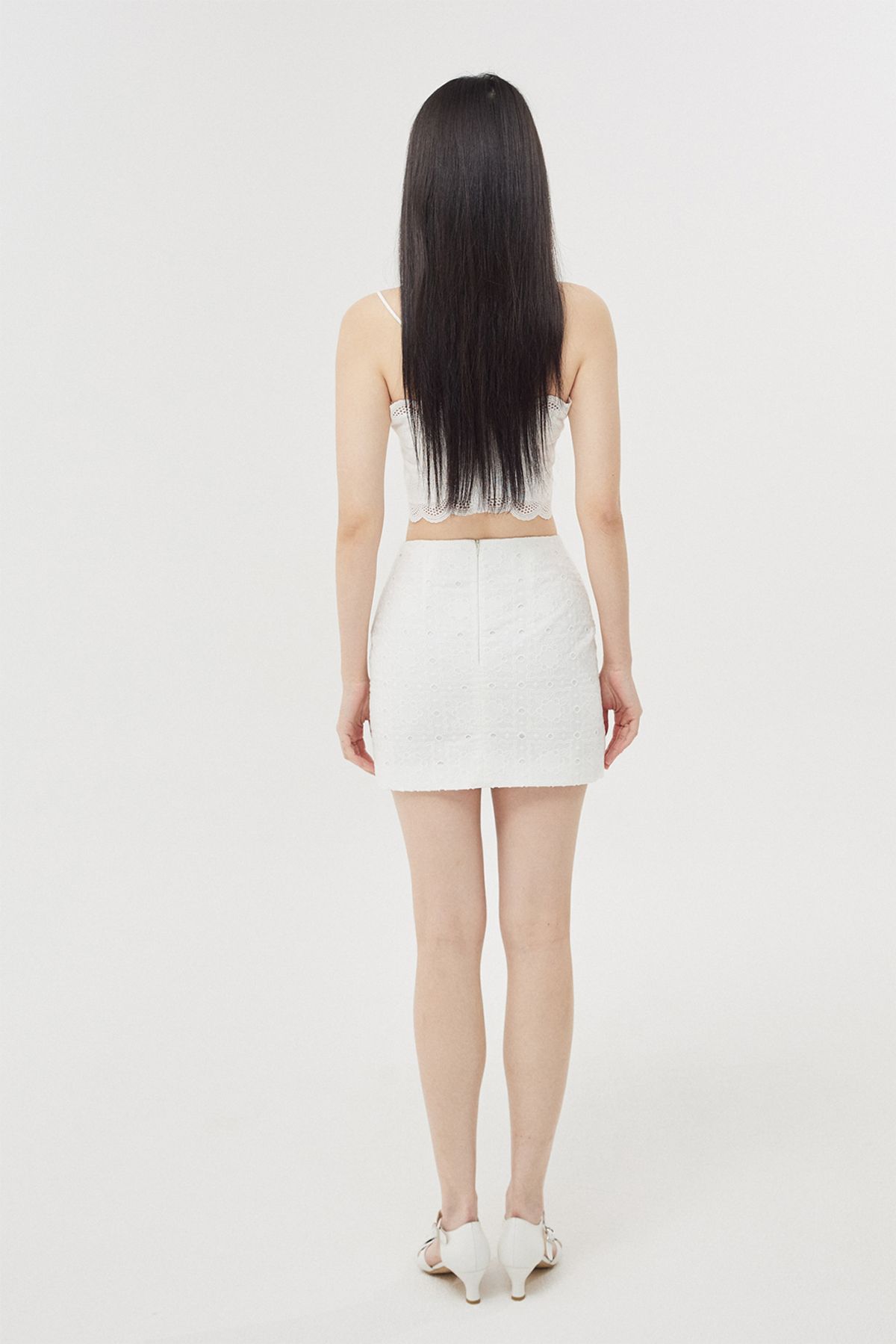 러뷰이(LOVUEE) 화이트 아일렛 자수 스커트