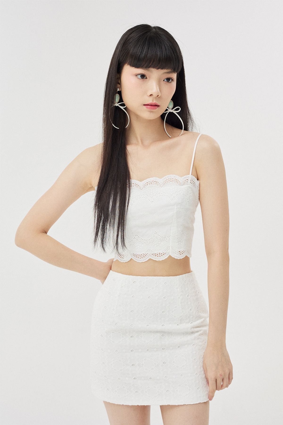 러뷰이(LOVUEE) 화이트 아일렛 자수 스커트