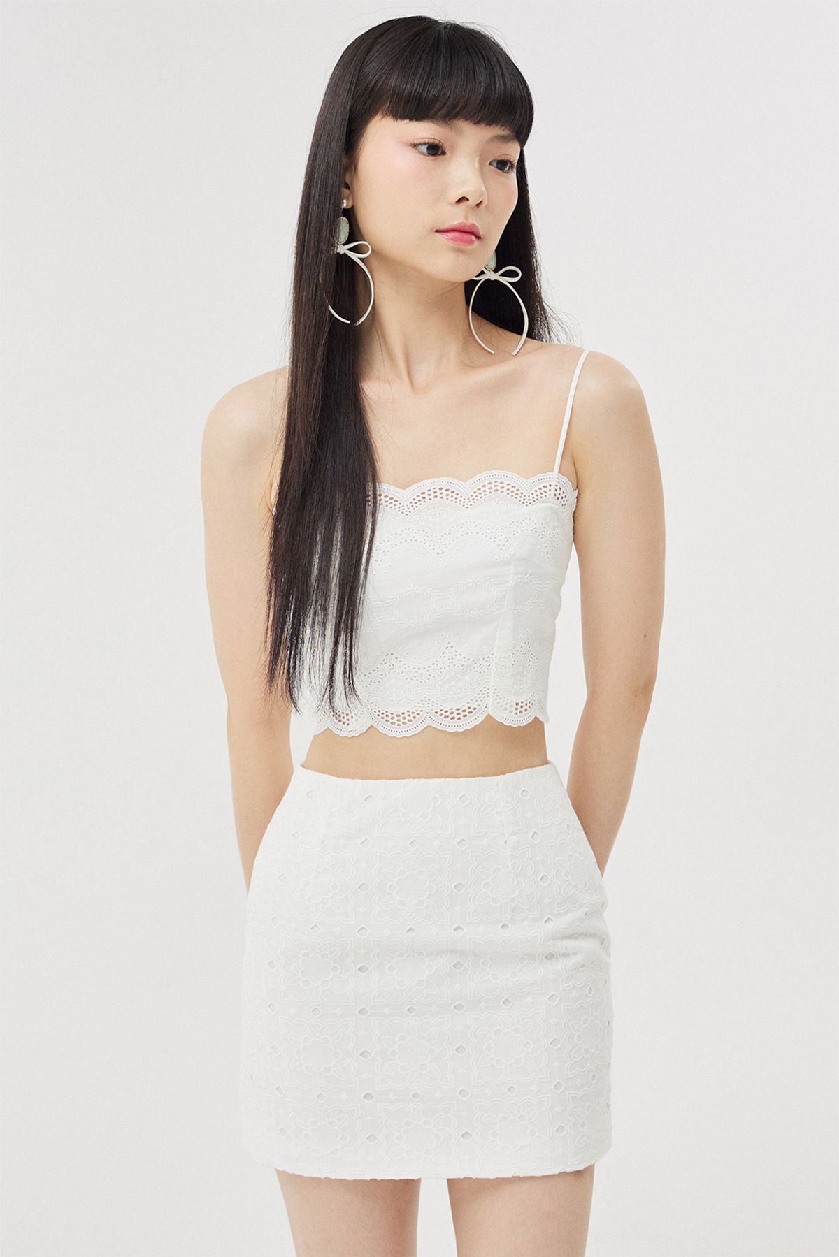 러뷰이(LOVUEE) 화이트 아일렛 자수 스커트