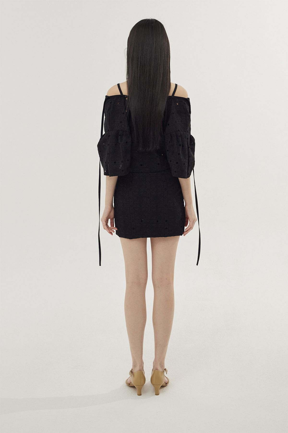 러뷰이(LOVUEE) 블랙 아일렛 자수 스커트