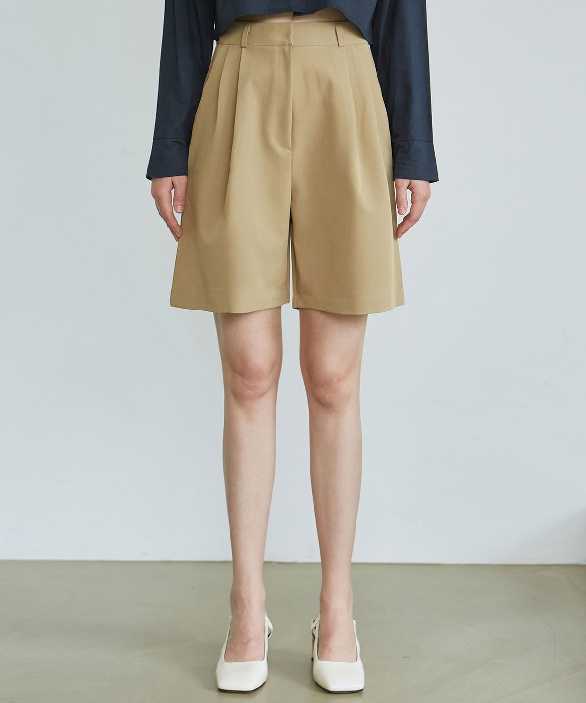 닉앤니콜(NICK&NICOLE) TWO PINTUCK BERMUDA PANTS_BEIGE