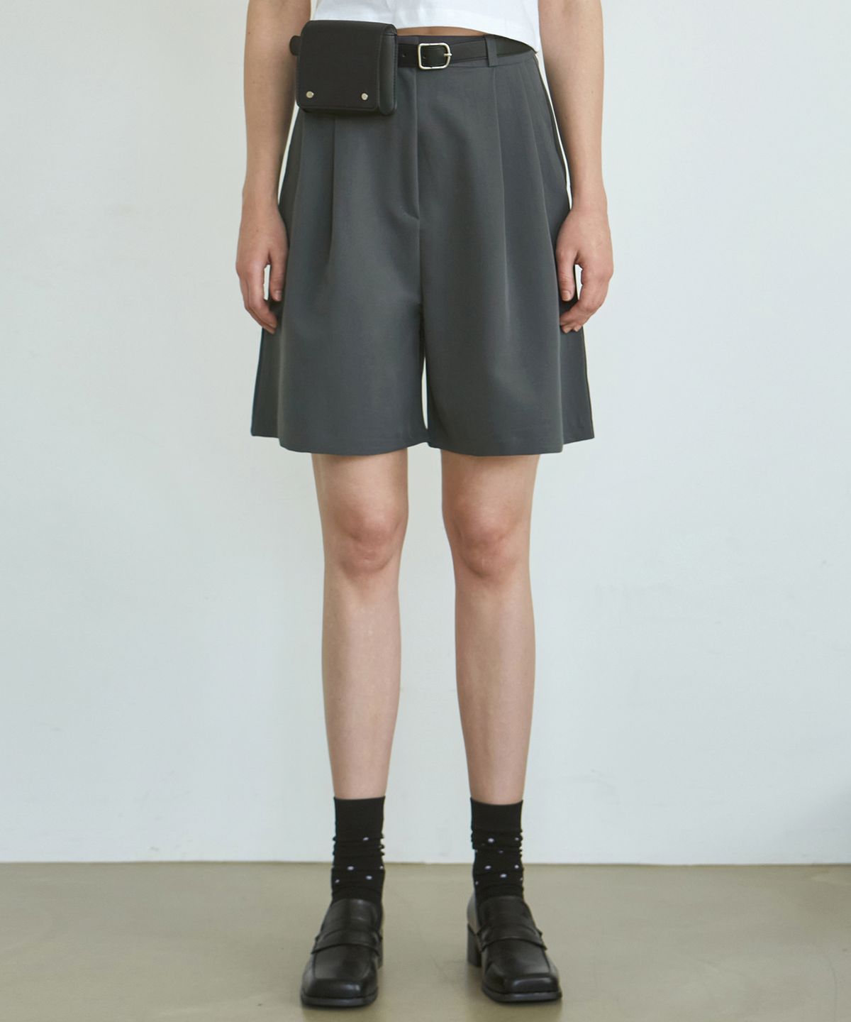 닉앤니콜(NICK&NICOLE) TWO PINTUCK BERMUDA PANTS_CHARCOAL