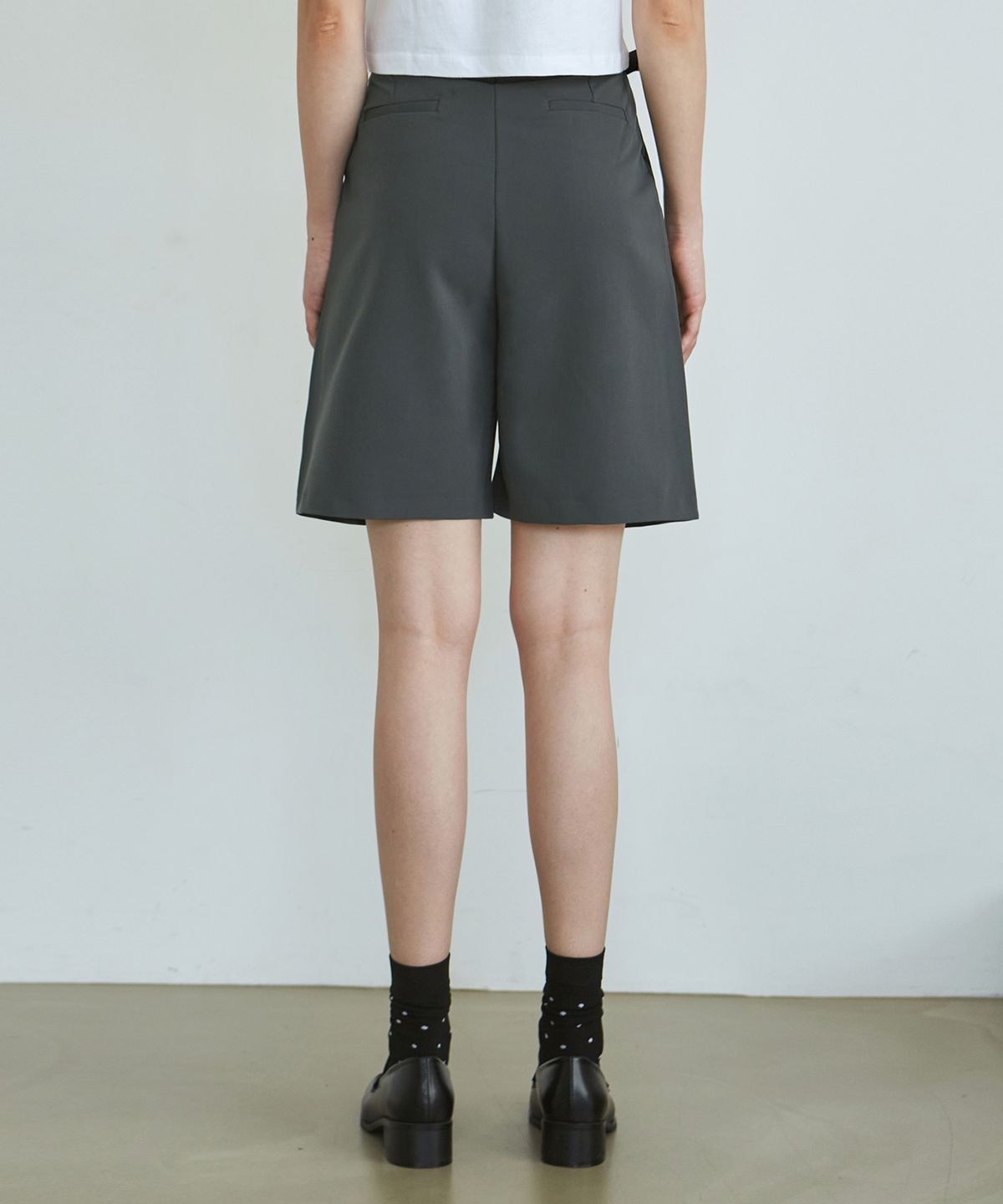 닉앤니콜(NICK&NICOLE) TWO PINTUCK BERMUDA PANTS_CHARCOAL