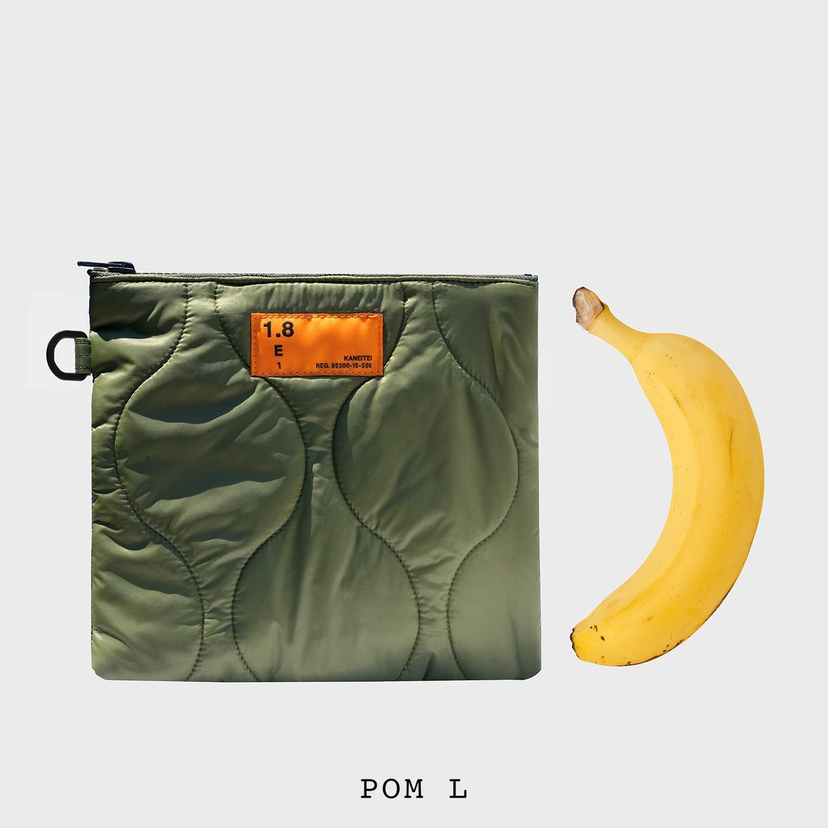 카네이테이(KANEITEI) POM QUILTED FLAT POUCH (OLIVE DRAB) / RECYCLED