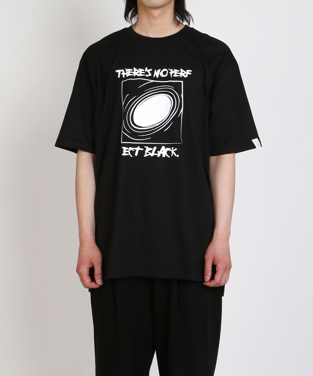 지블랙(ZBLACK) 100 오가닉 코튼 블랙홀 드로잉 프론트 그래픽 반팔티셔츠(black)
