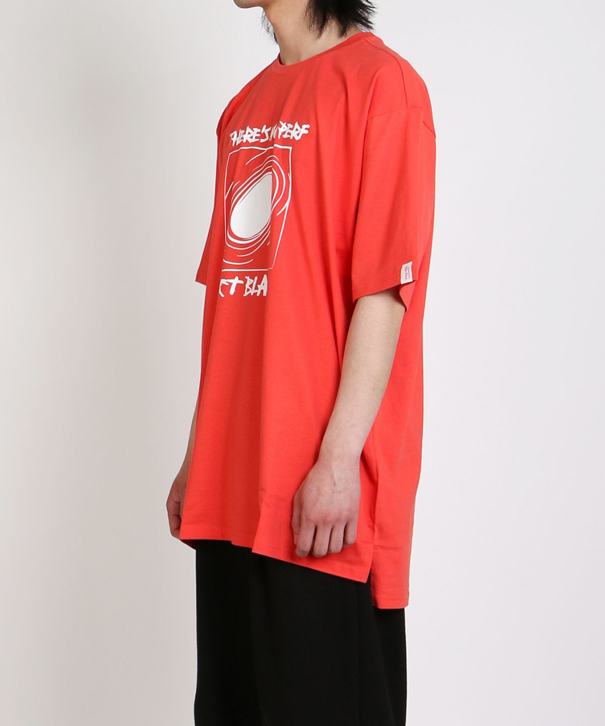 지블랙(ZBLACK) 100 오가닉 코튼 블랙홀 드로잉 프론트 그래픽 반팔티셔츠(coral)