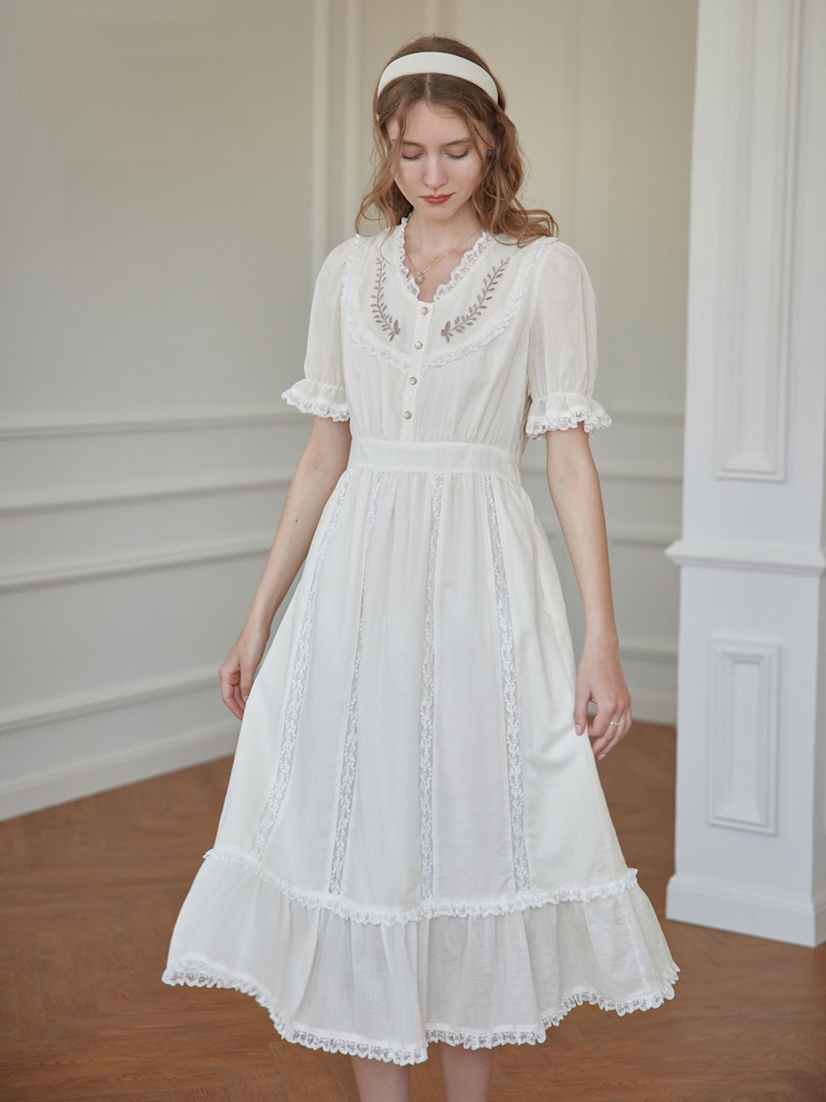 심플레트로(SIMPLE RETRO) Sophie Embroidered Lace Midi Dress