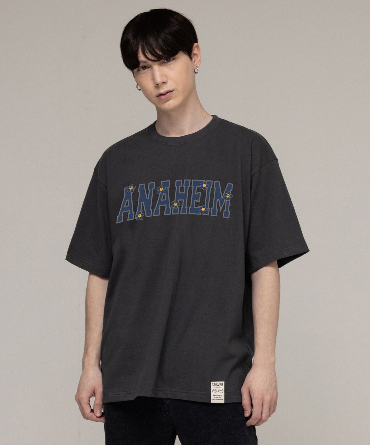 그레이버(GRAVER) [UNISEX]ANAHEIM 로고 플라워스마일 반팔티_차콜