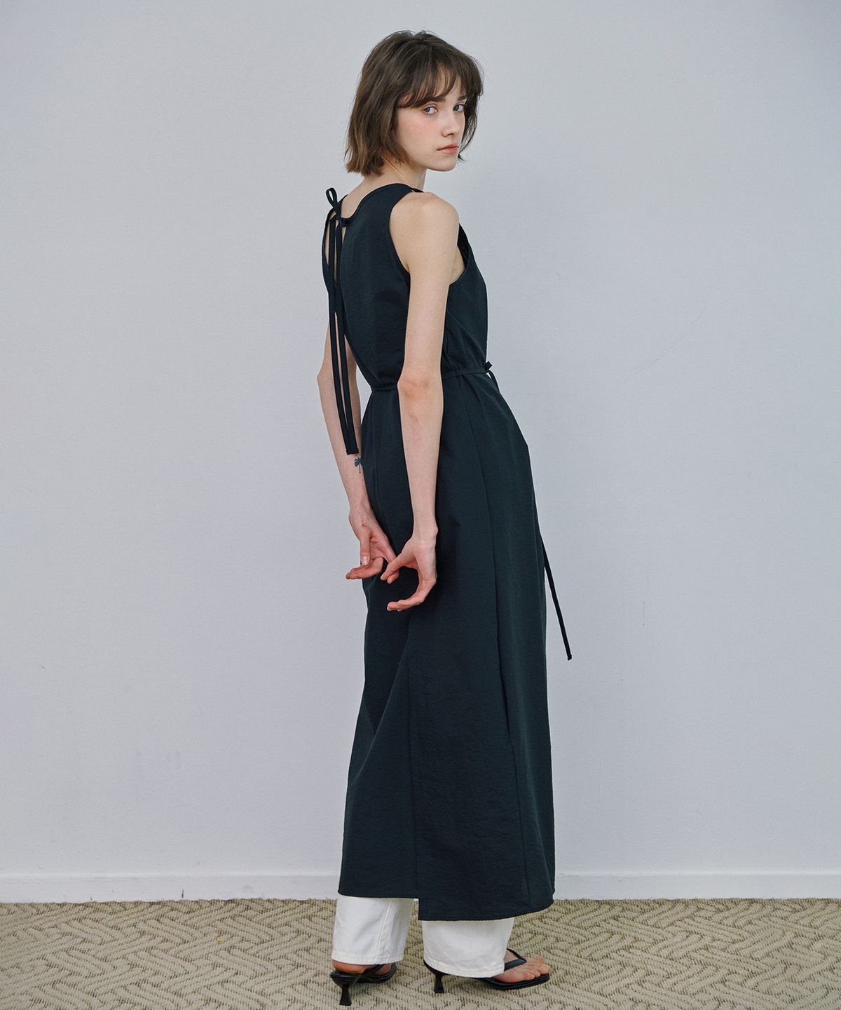 마롯(MARROT) BACK SLIT STRING DRESS_BLACK
