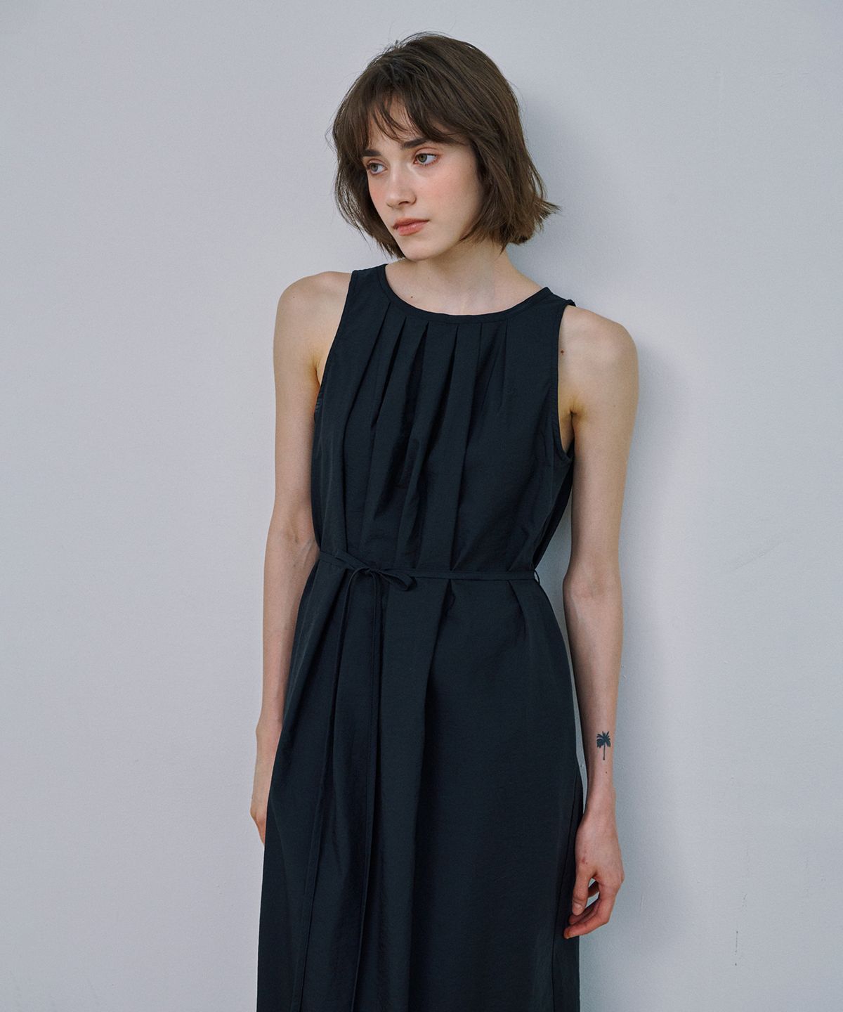 마롯(MARROT) BACK SLIT STRING DRESS_BLACK