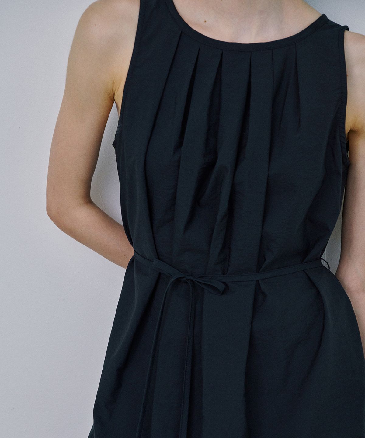 마롯(MARROT) BACK SLIT STRING DRESS_BLACK
