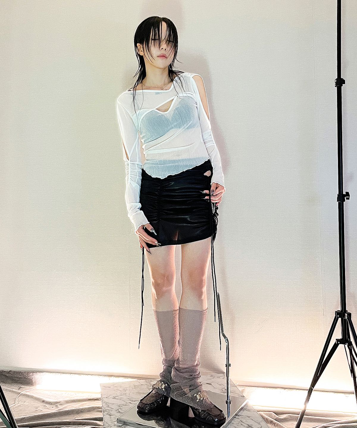 메조쿤스트(MEZZOKUNST) 브레이드 see-through 컷아웃 탑 - 화이트