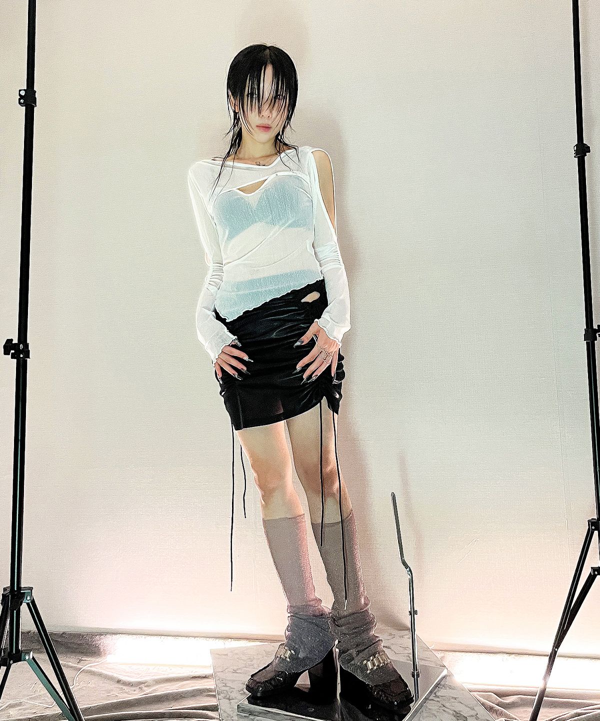 메조쿤스트(MEZZOKUNST) 브레이드 see-through 컷아웃 탑 - 화이트