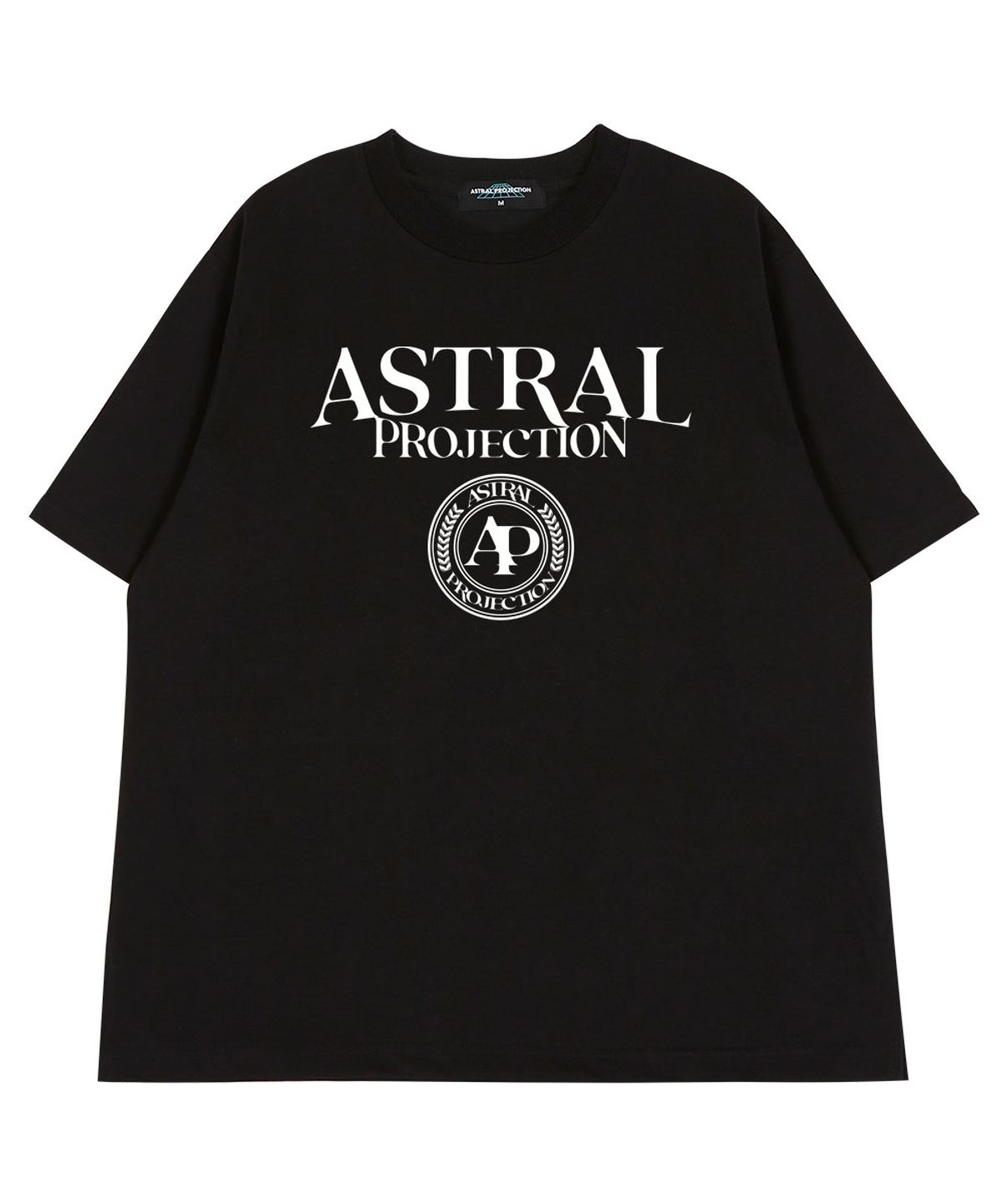 아스트랄 프로젝션(ASTRAL PROJECTION) 레터링 로고 엠블럼 라운드 넥  40수 이중직 면 반팔 티셔츠_블랙