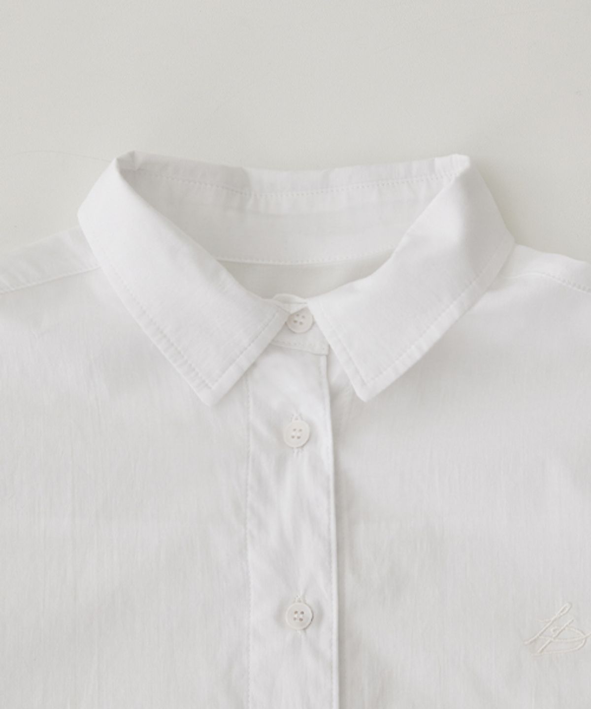 레이디 볼륨(LADY VOLUME) BASIC LOGO PLAY SHIRT_WHITE