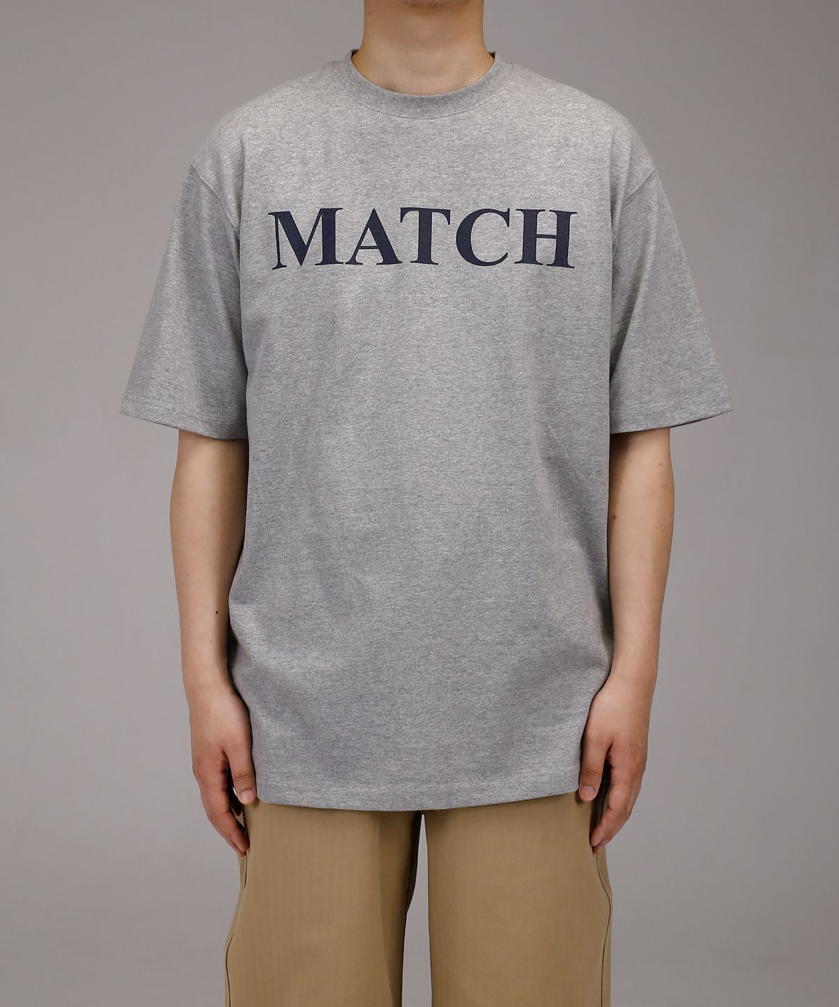 유니드가먼츠(YOUNEEDGARMENTS) MATCH 반팔 티 (그레이)