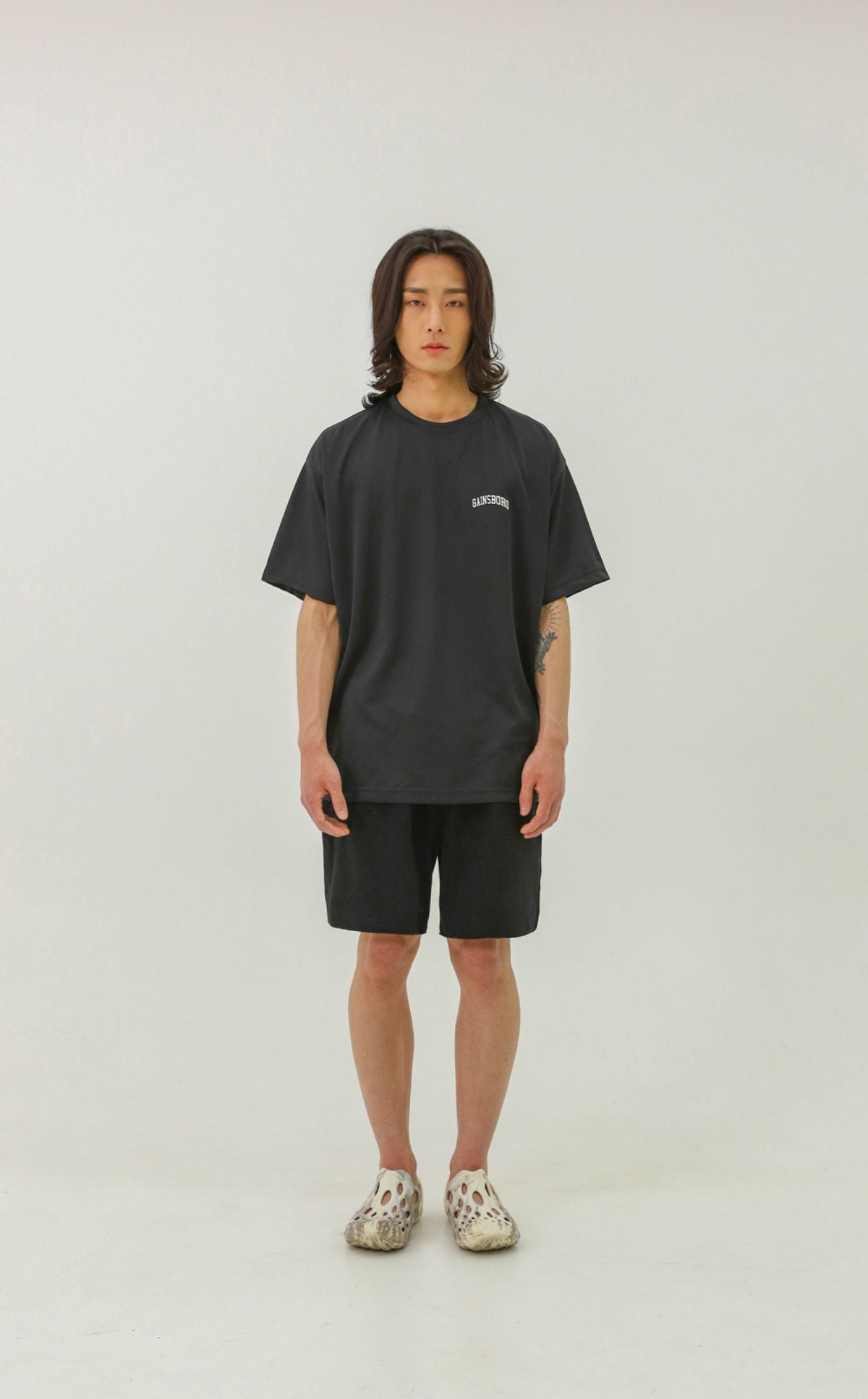 게인스보로(GAINSBORO) 쿨모어 스몰 아치 로고 티셔츠_블랙