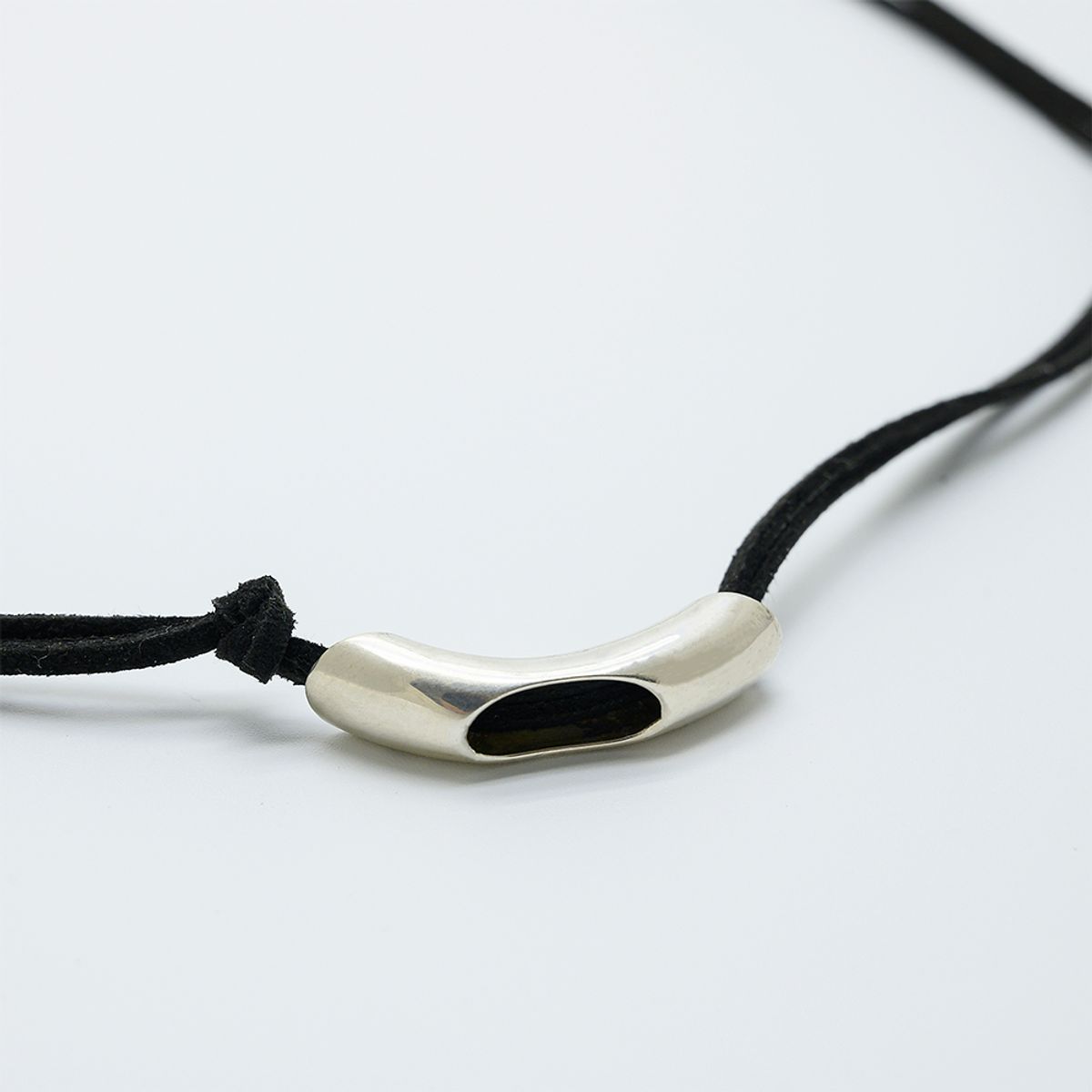 로울(LOWOOL) Black suede LOWL pendant necklace