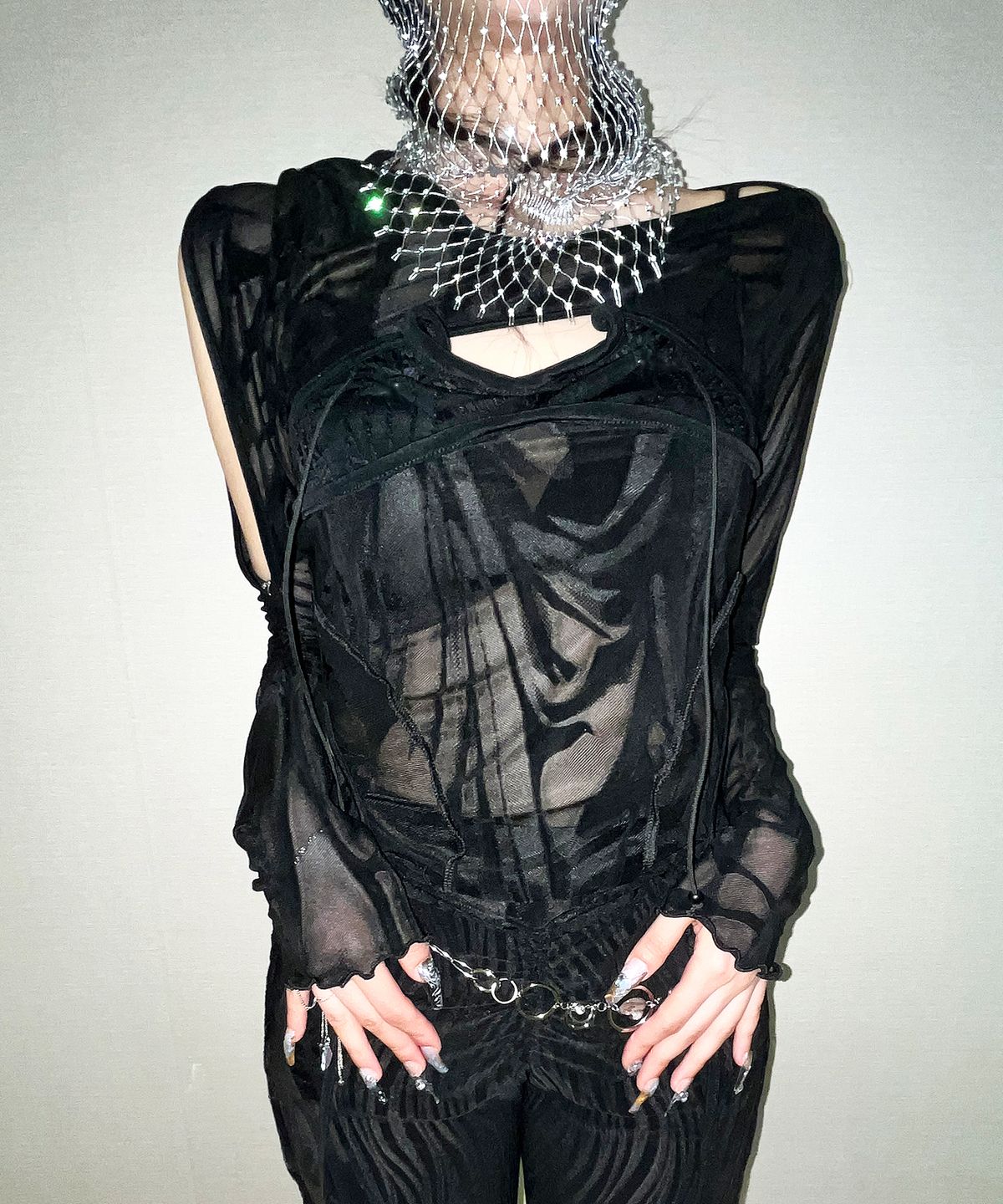 메조쿤스트(MEZZOKUNST) braid stone cutout arm warmer 크롭탑 - black