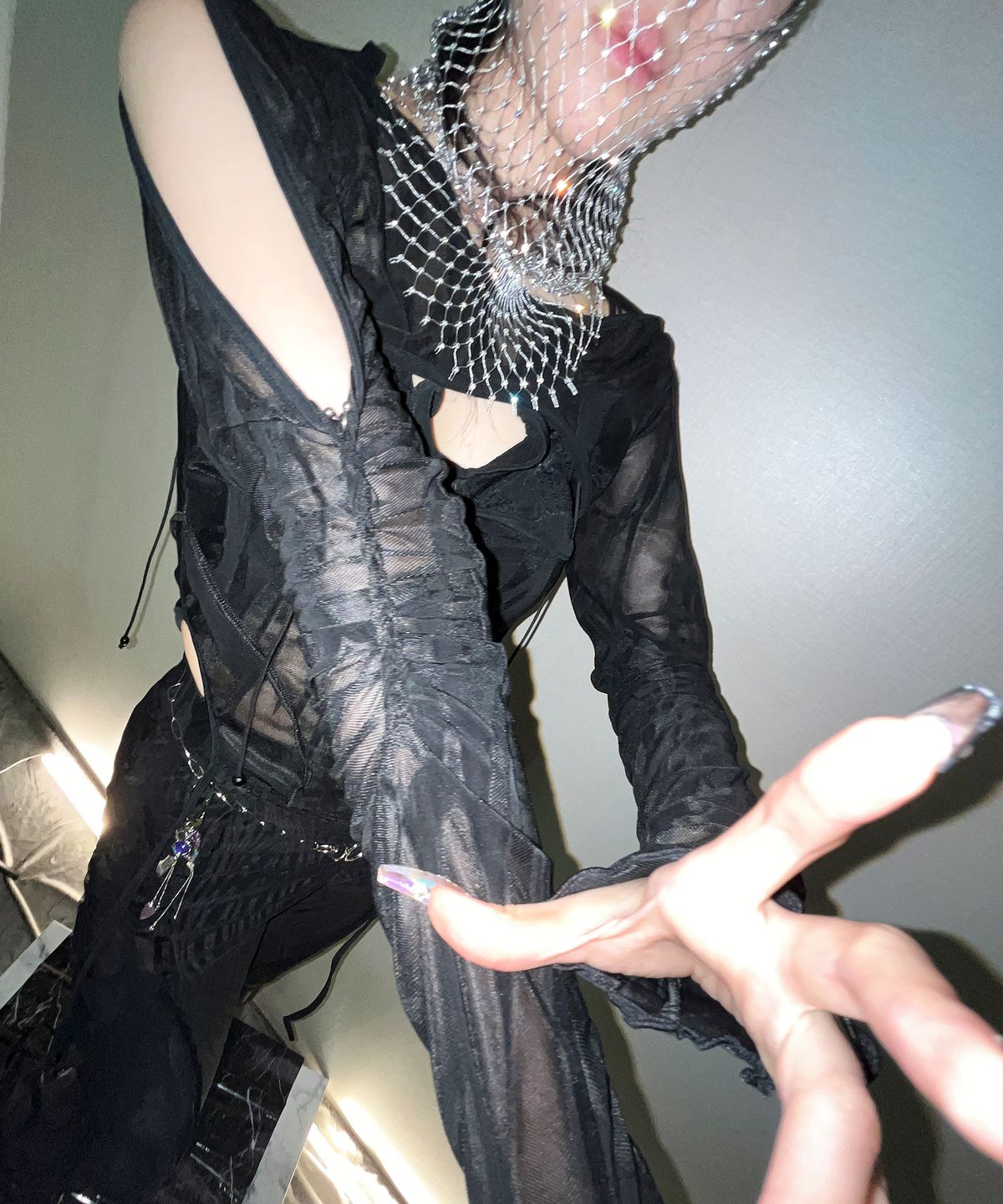 메조쿤스트(MEZZOKUNST) braid stone cutout arm warmer 크롭탑 - black