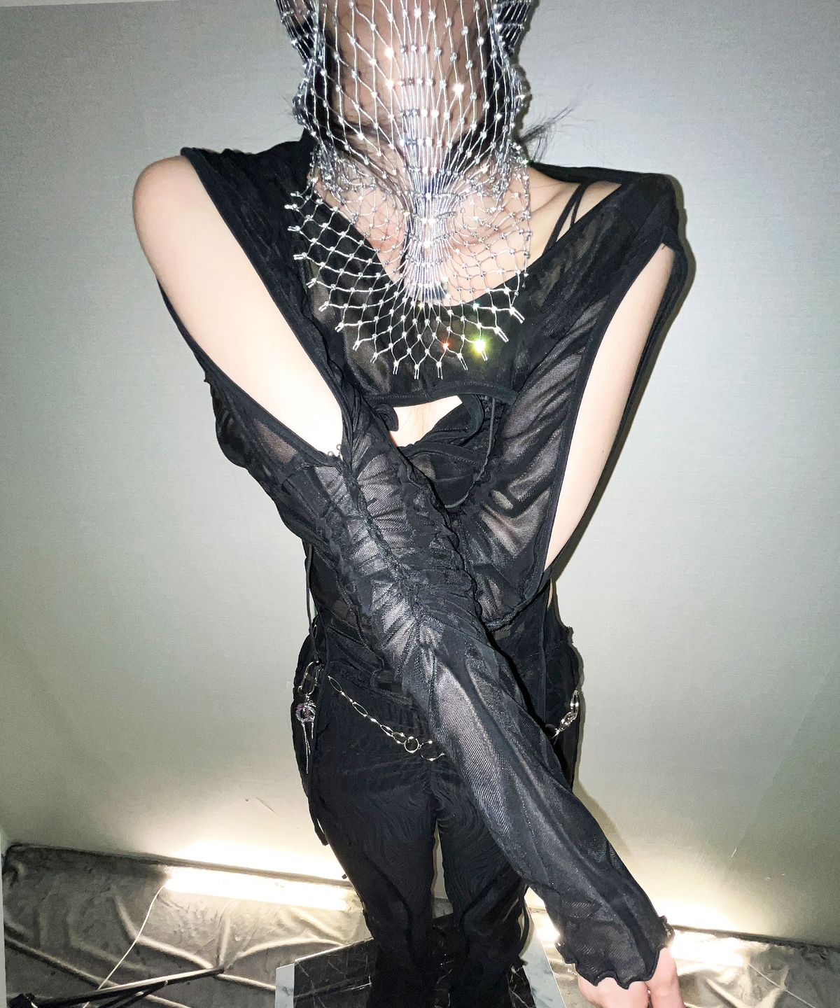 메조쿤스트(MEZZOKUNST) braid stone cutout arm warmer 크롭탑 - black