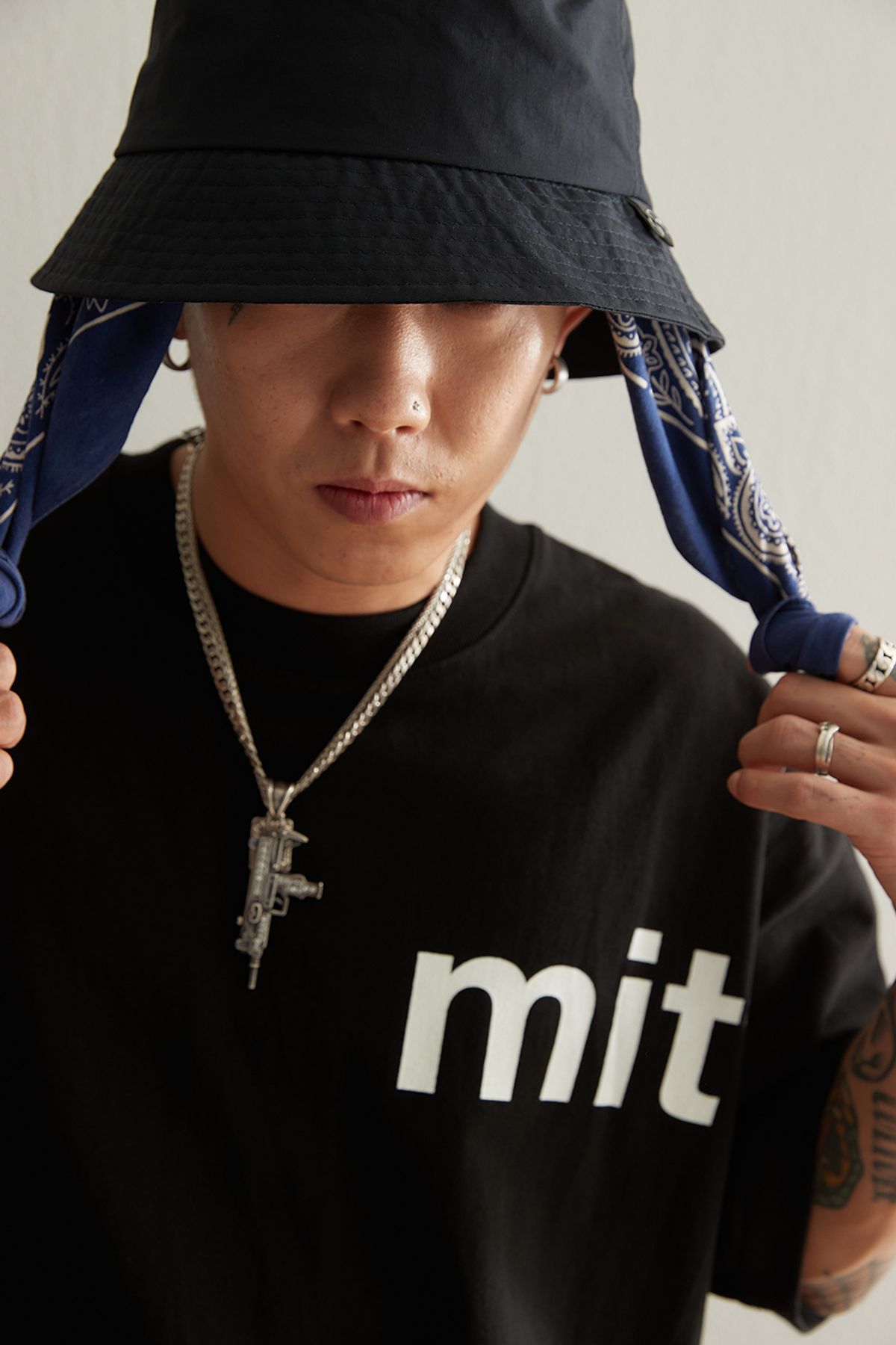 미타(MITTA) 디자인  숏슬리브 티 -  블랙