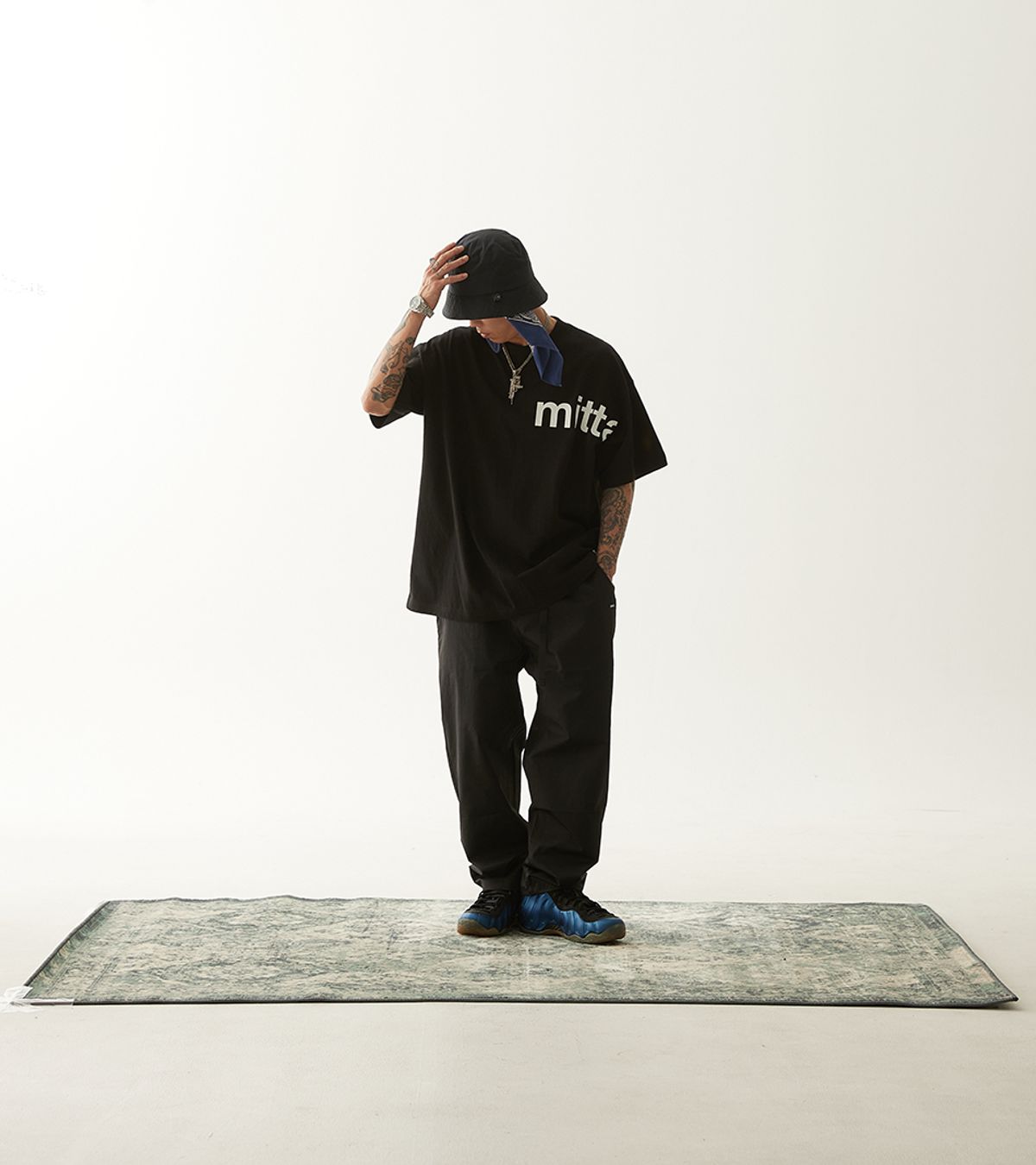 미타(MITTA) 디자인  숏슬리브 티 -  블랙