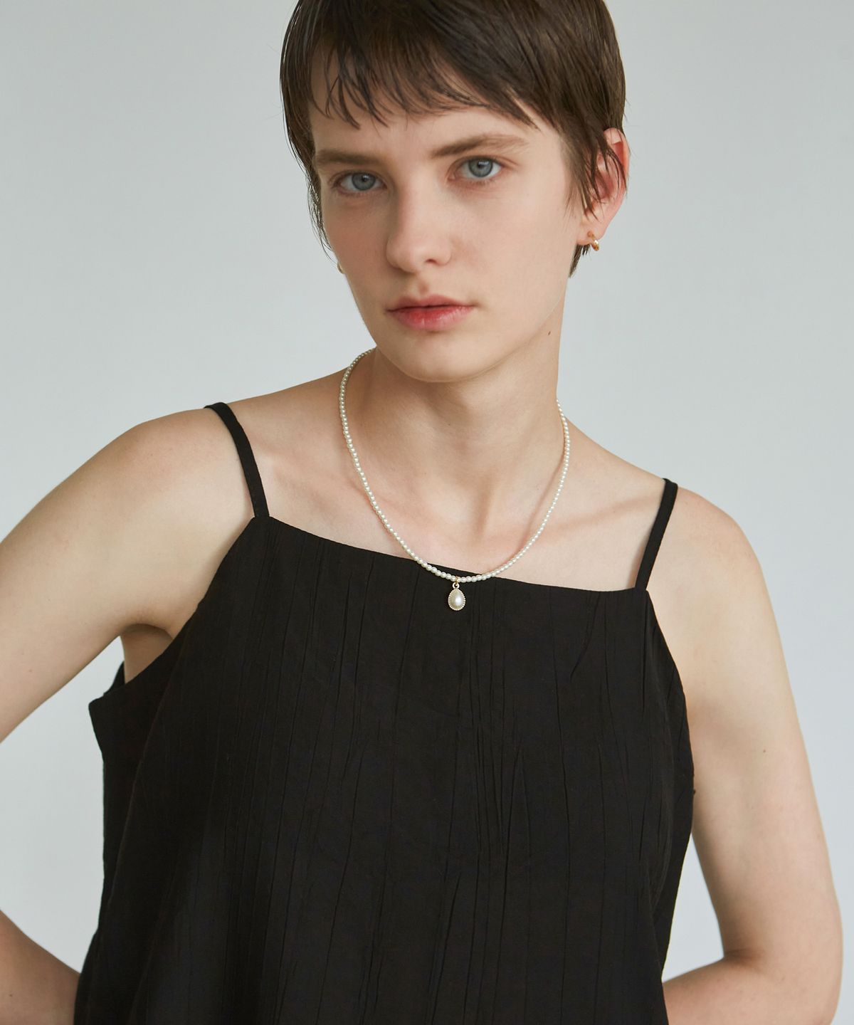 닉앤니콜(NICK&NICOLE) SEMI SATIN SLEEVELESS_BLACK