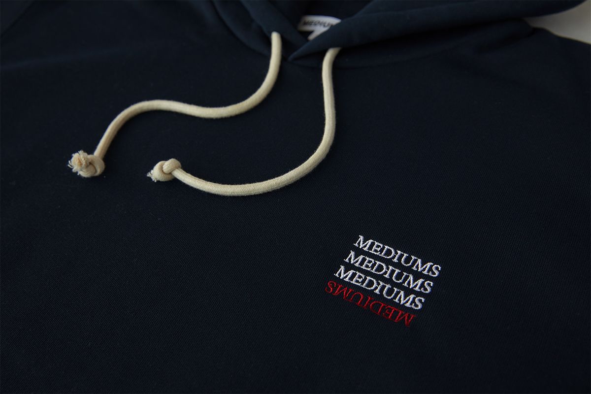 미디엄스(MEDIUMS) Upside Down Logo Hoodie - Black (업사이드 다운 로고 후드티)