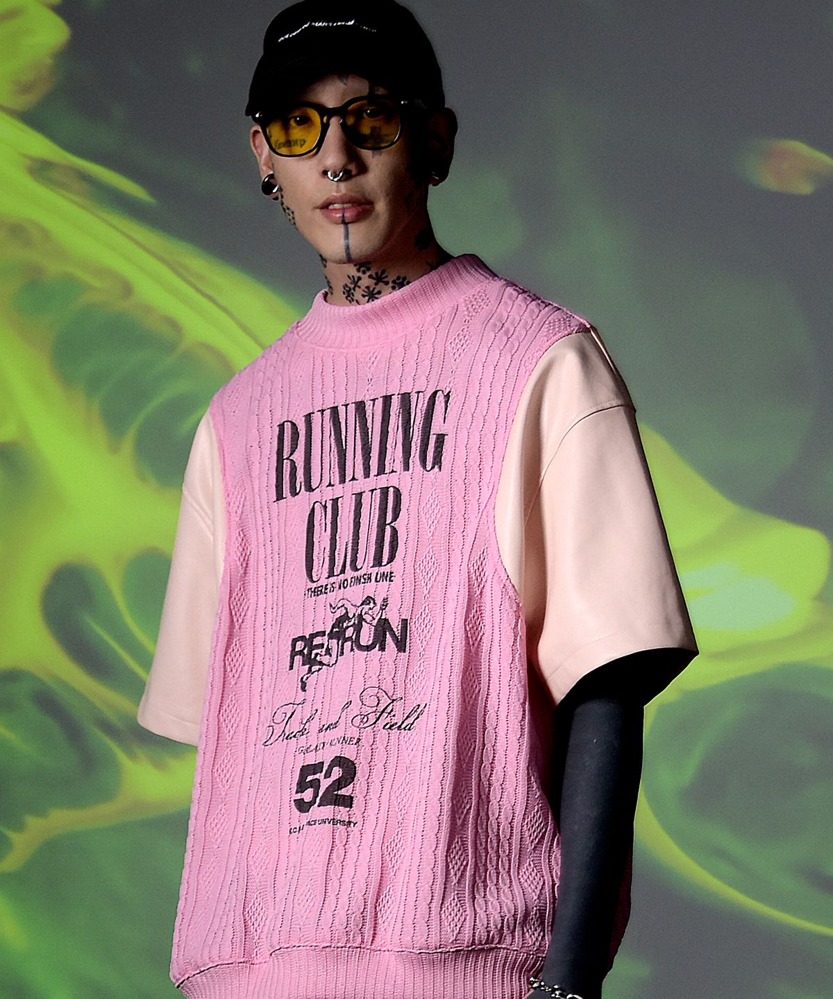 씨오엠이(COME) [UNISEX] Leather-Sleeve Cable-Knit Sweater (Pink)