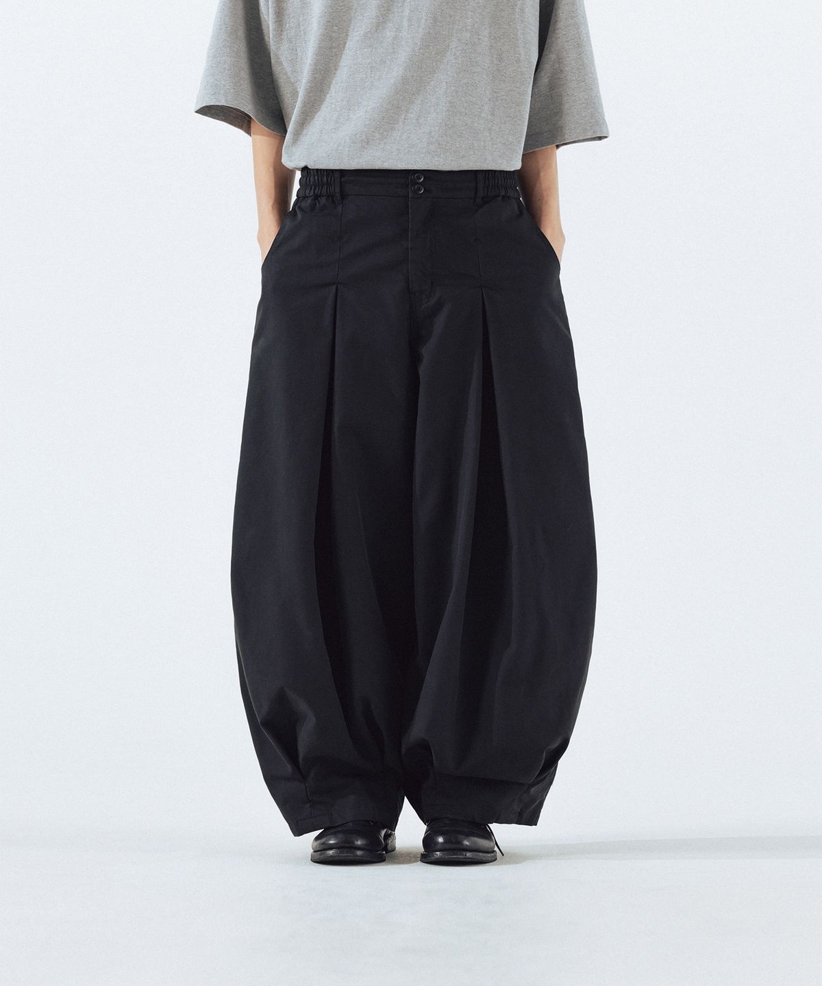 앵글런(ANGLAN) Unbalance Long Tuck Balloon Pants - Black