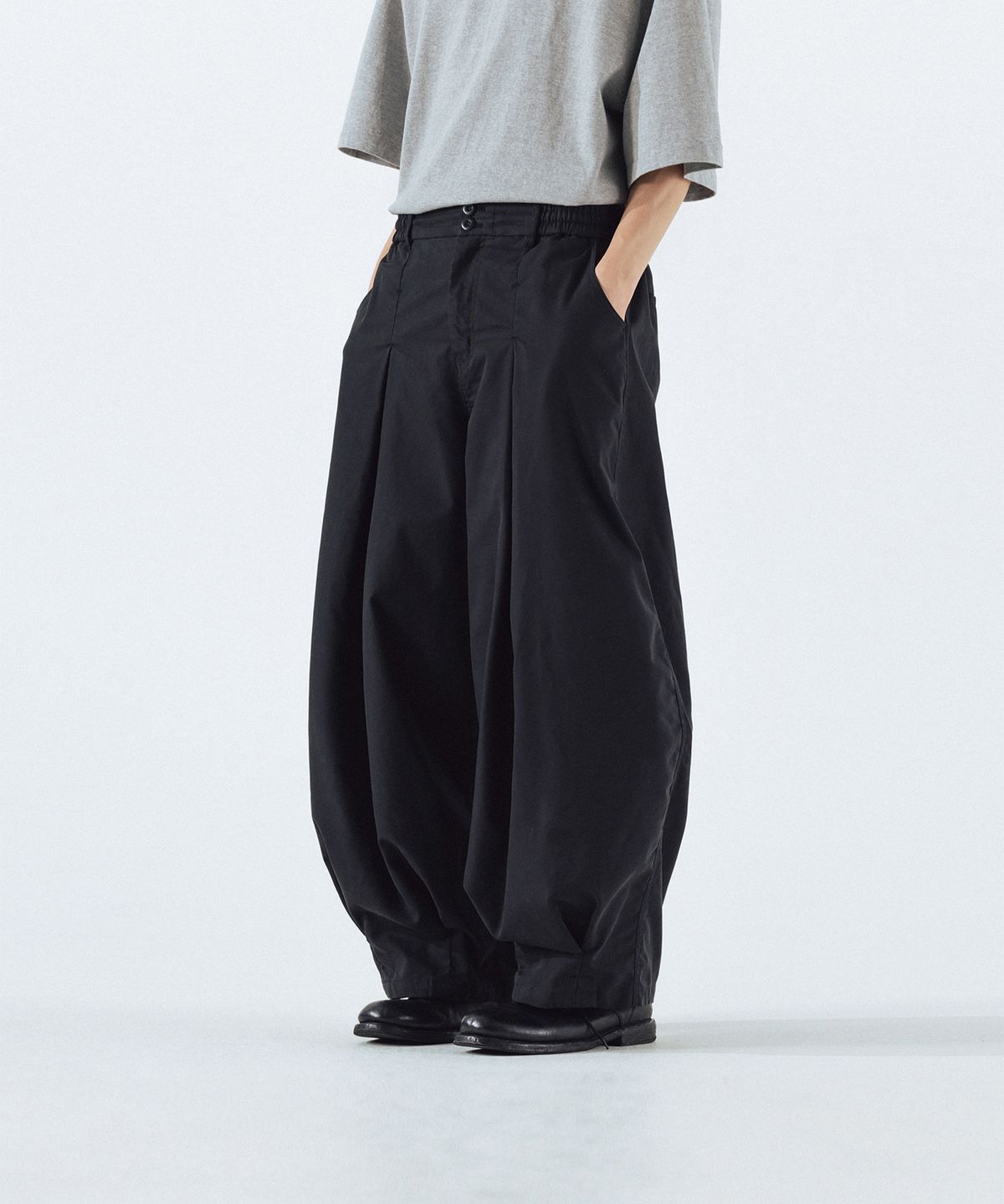 앵글런(ANGLAN) Unbalance Long Tuck Balloon Pants - Black