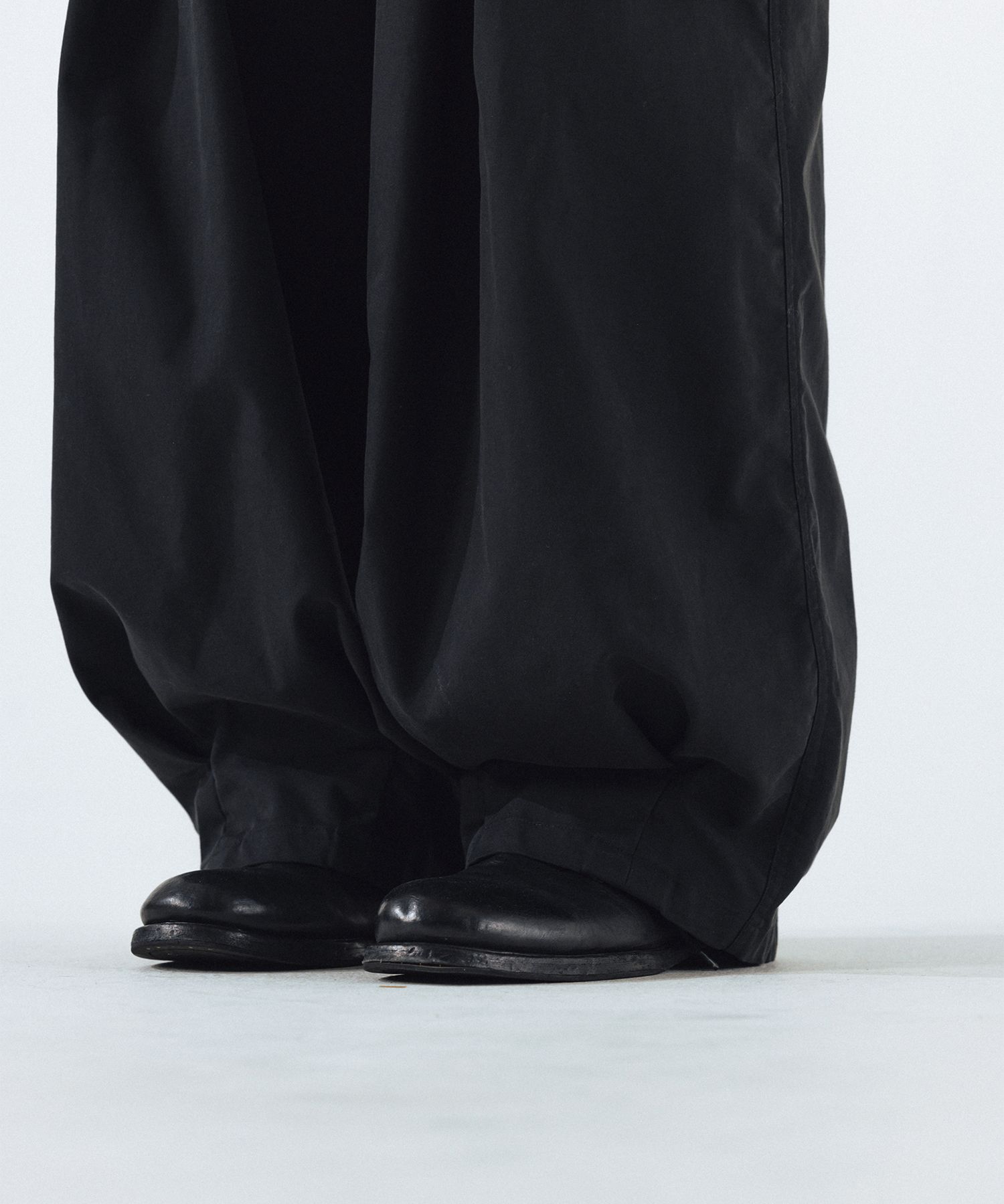 MUSINSA | ANGLAN Unbalance Long Tuck Balloon Pants - Black