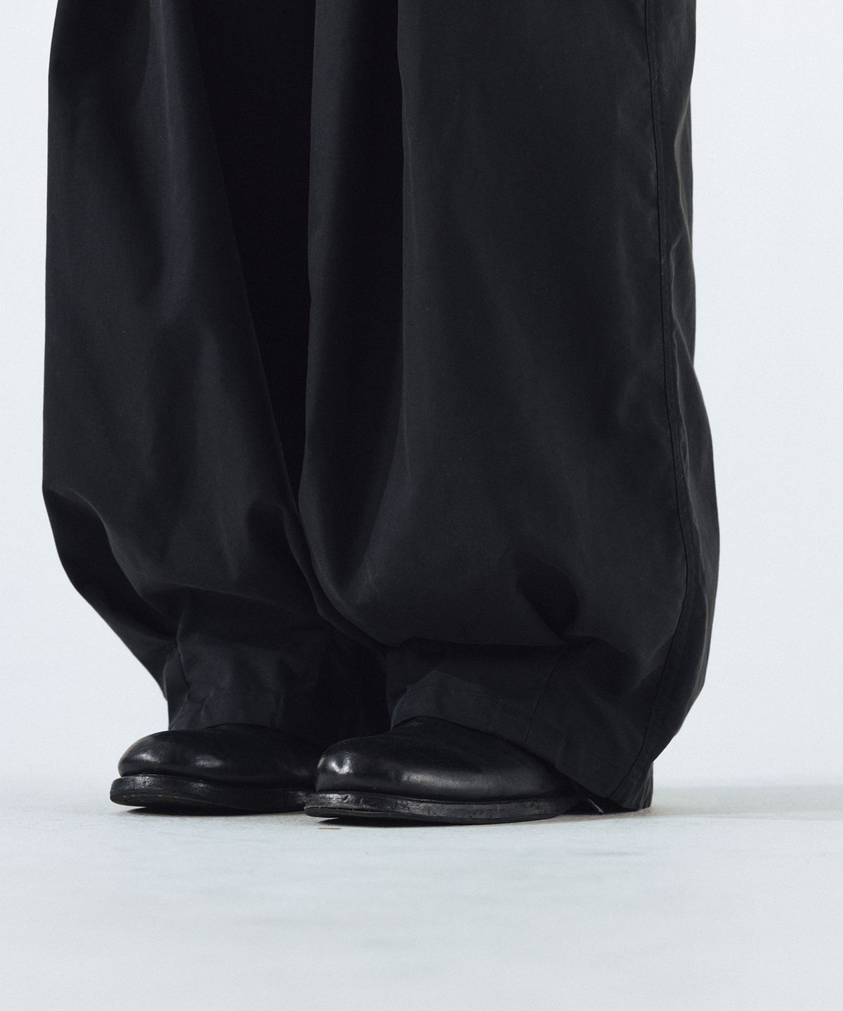 앵글런(ANGLAN) Unbalance Long Tuck Balloon Pants - Black