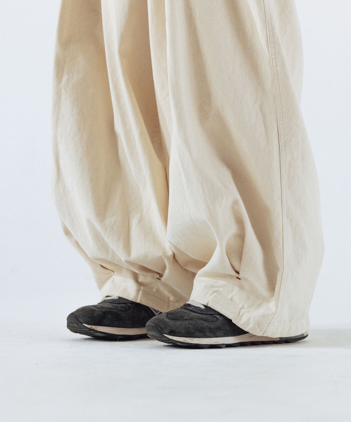 앵글런(ANGLAN) Unbalance Long Tuck Balloon Pants - Ivory