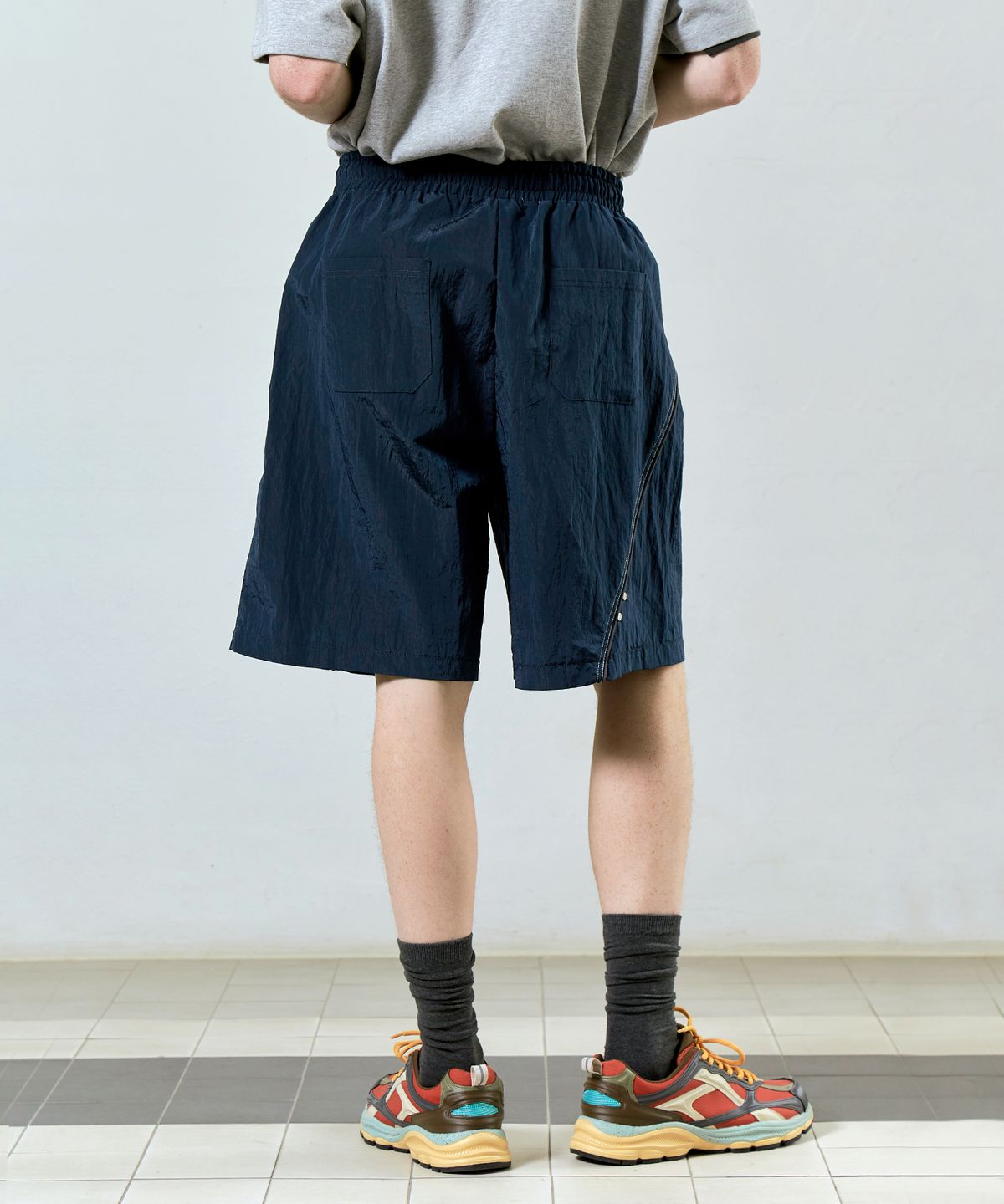 싱크(SYNC) Unbalance Track Bermuda Pants Navy