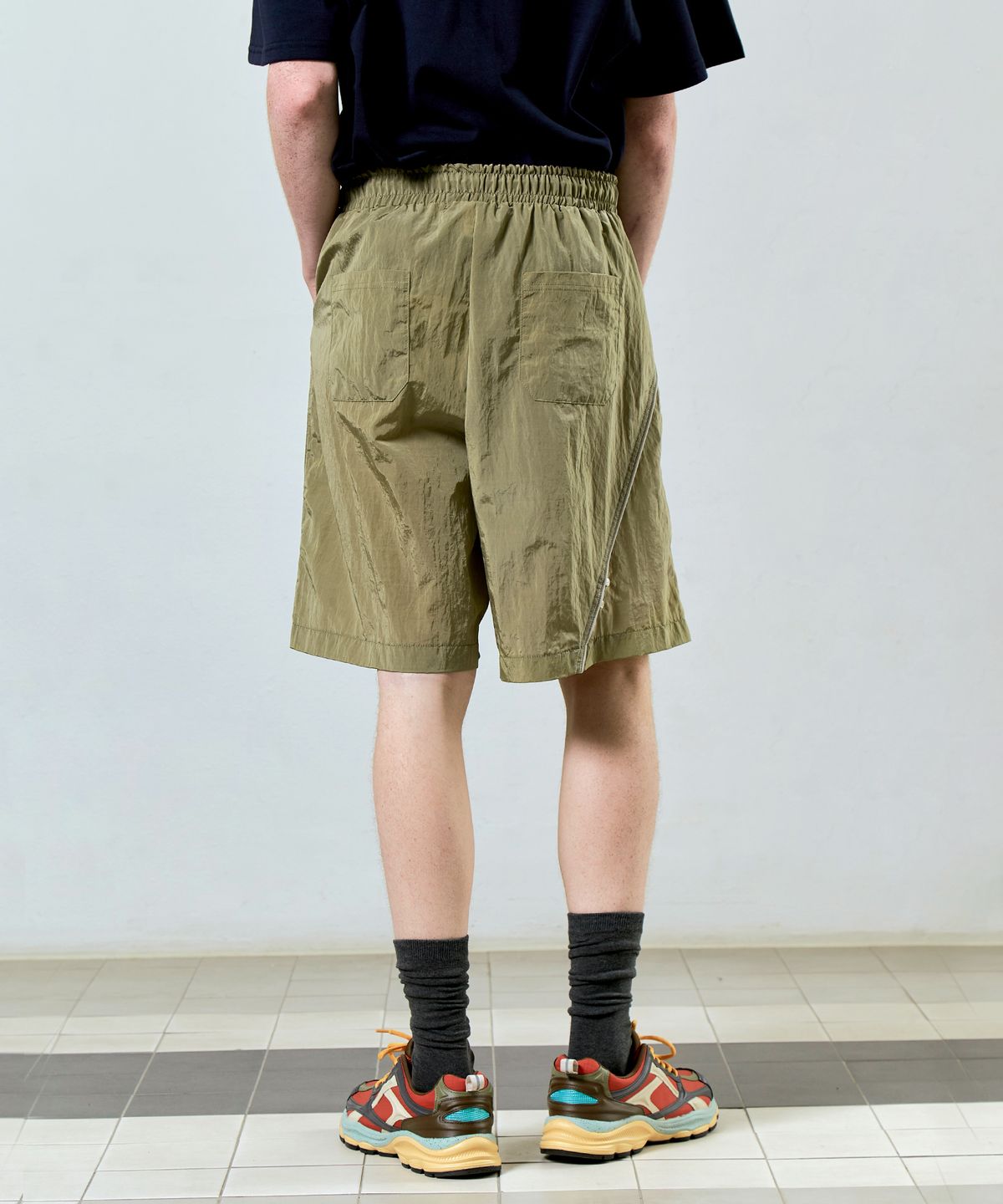 싱크(SYNC) Unbalance Track Bermuda Pants Light Khaki