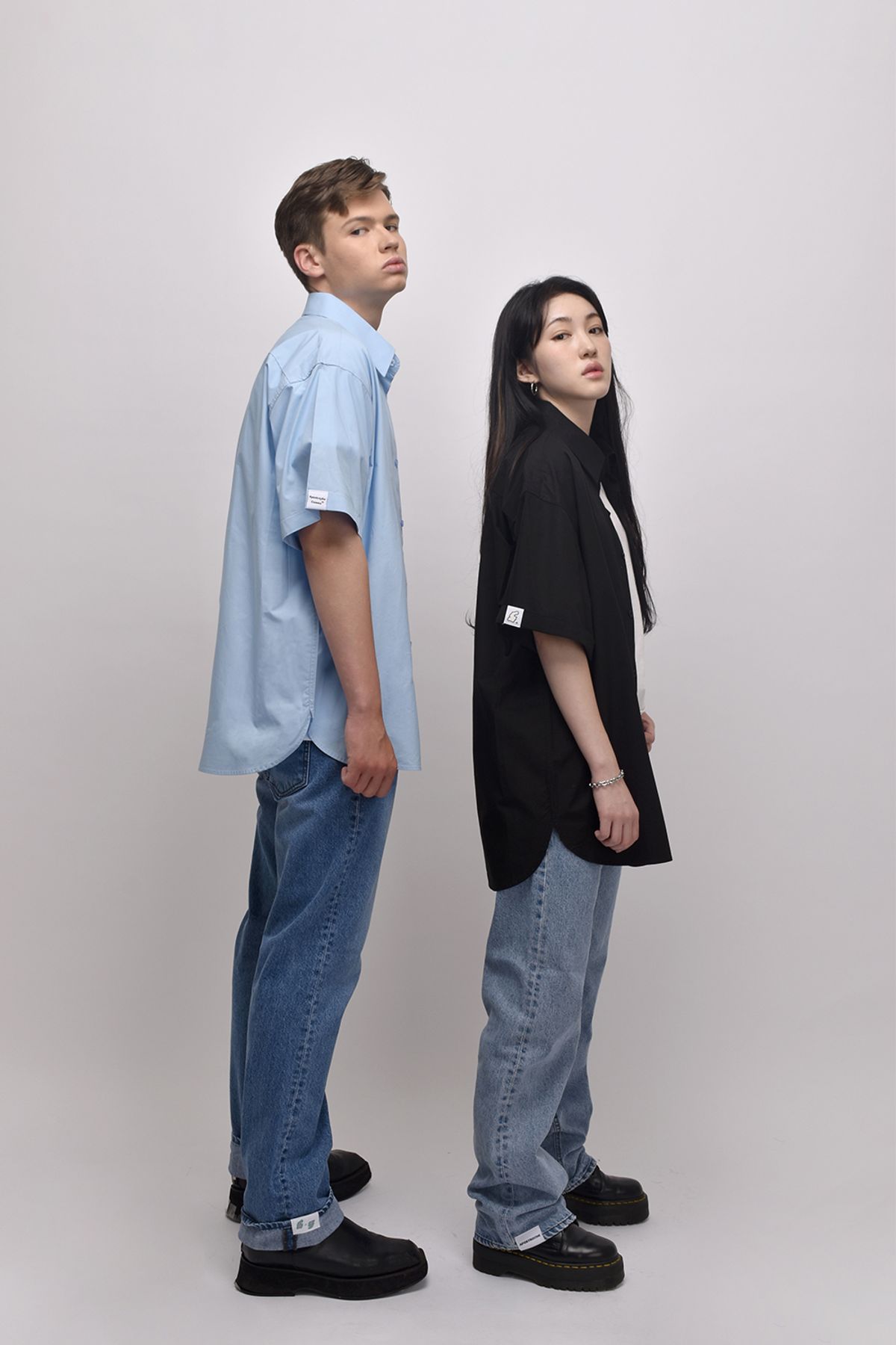 어퍼스트로피 콤마(APOSTROPHE COMMA) [unisex] 리버시블 포인트 라벨 데님 와이드 팬츠 (연청)