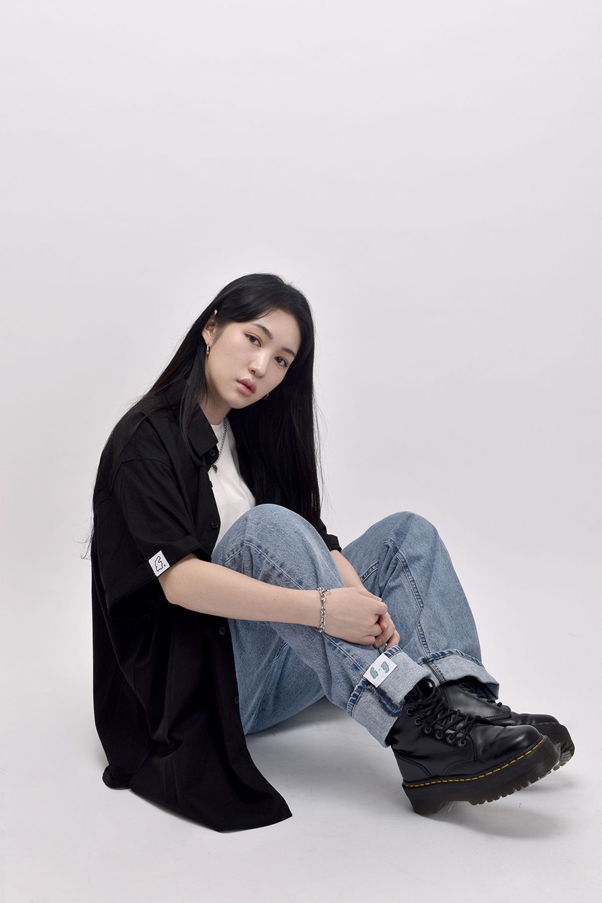 어퍼스트로피 콤마(APOSTROPHE COMMA) [unisex] 슬리브 포인트 히든 오버 반팔 셔츠(블랙)
