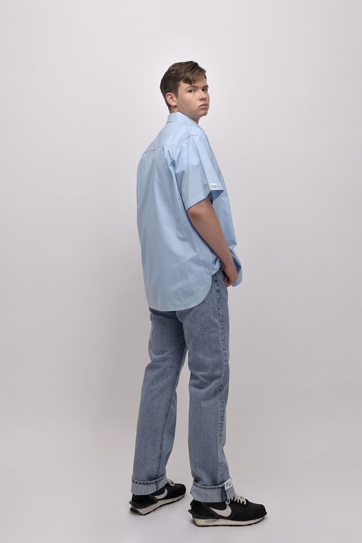 어퍼스트로피 콤마(APOSTROPHE COMMA) [unisex] 슬리브 포인트 히든 오버 반팔 셔츠 (스카이블루)
