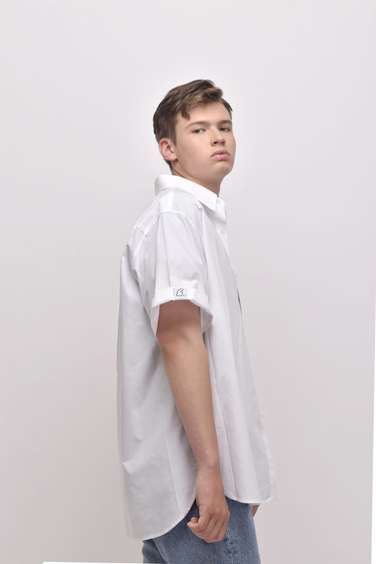 어퍼스트로피 콤마(APOSTROPHE COMMA) [unisex] 슬리브 포인트 히든 오버 반팔 셔츠 (화이트)