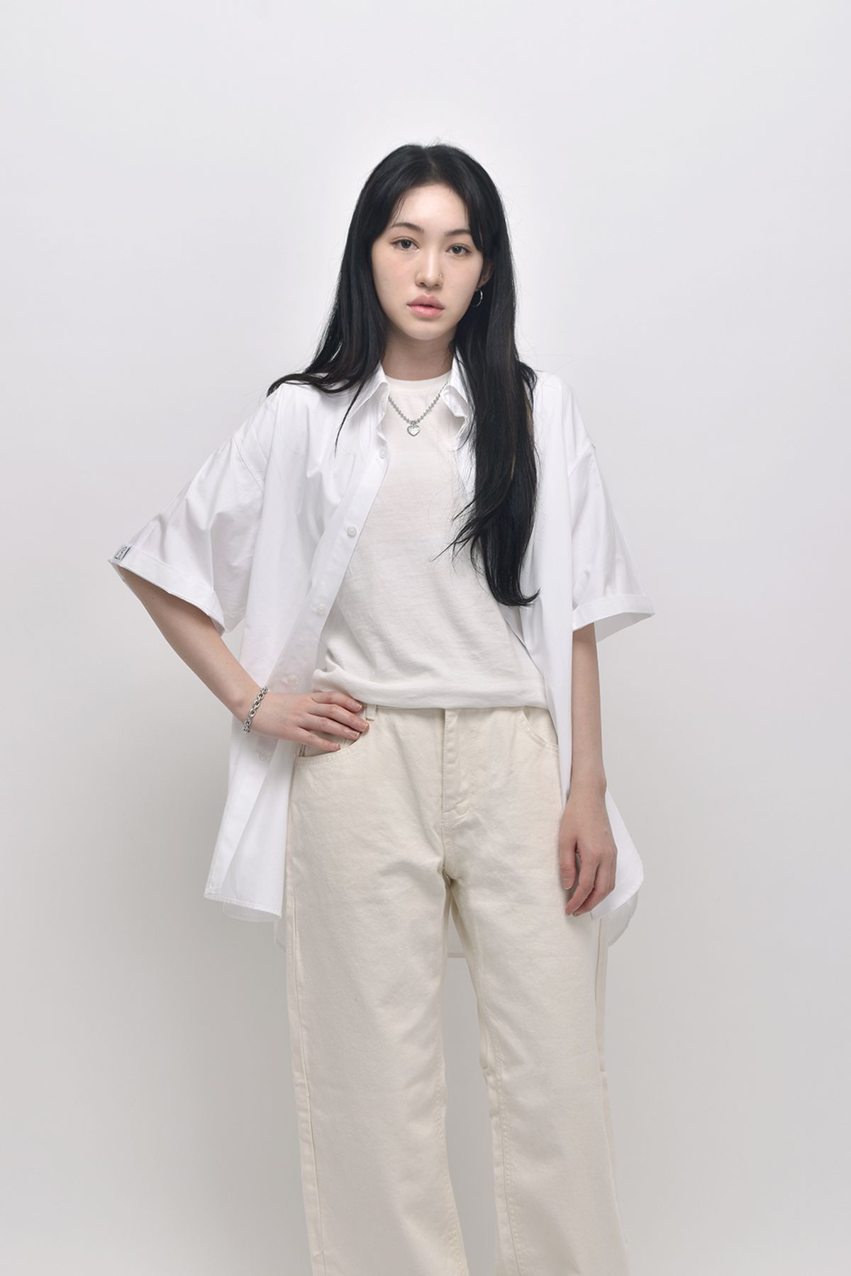 어퍼스트로피 콤마(APOSTROPHE COMMA) [unisex] 슬리브 포인트 히든 오버 반팔 셔츠 (화이트)