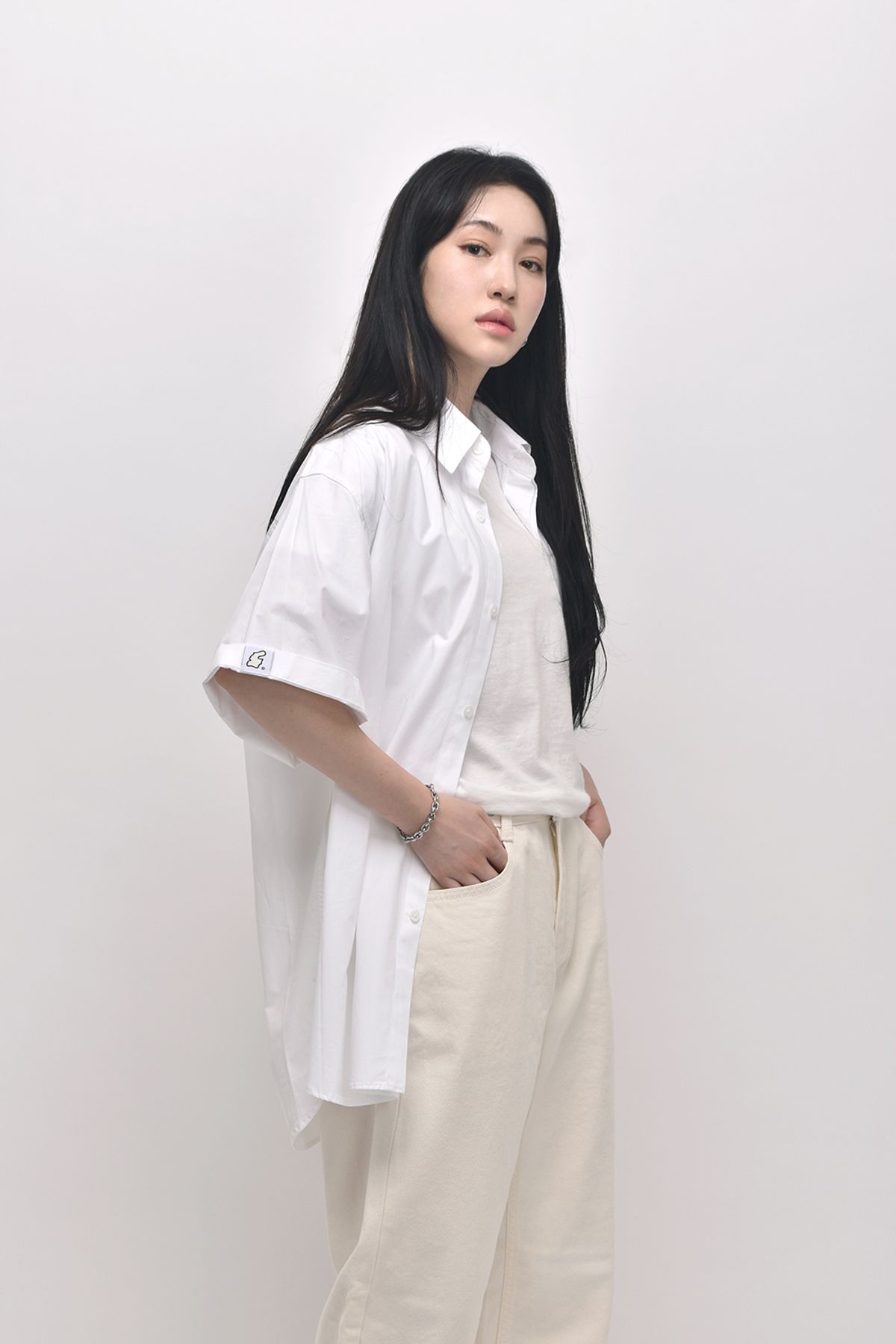 어퍼스트로피 콤마(APOSTROPHE COMMA) [unisex] 슬리브 포인트 히든 오버 반팔 셔츠 (화이트)