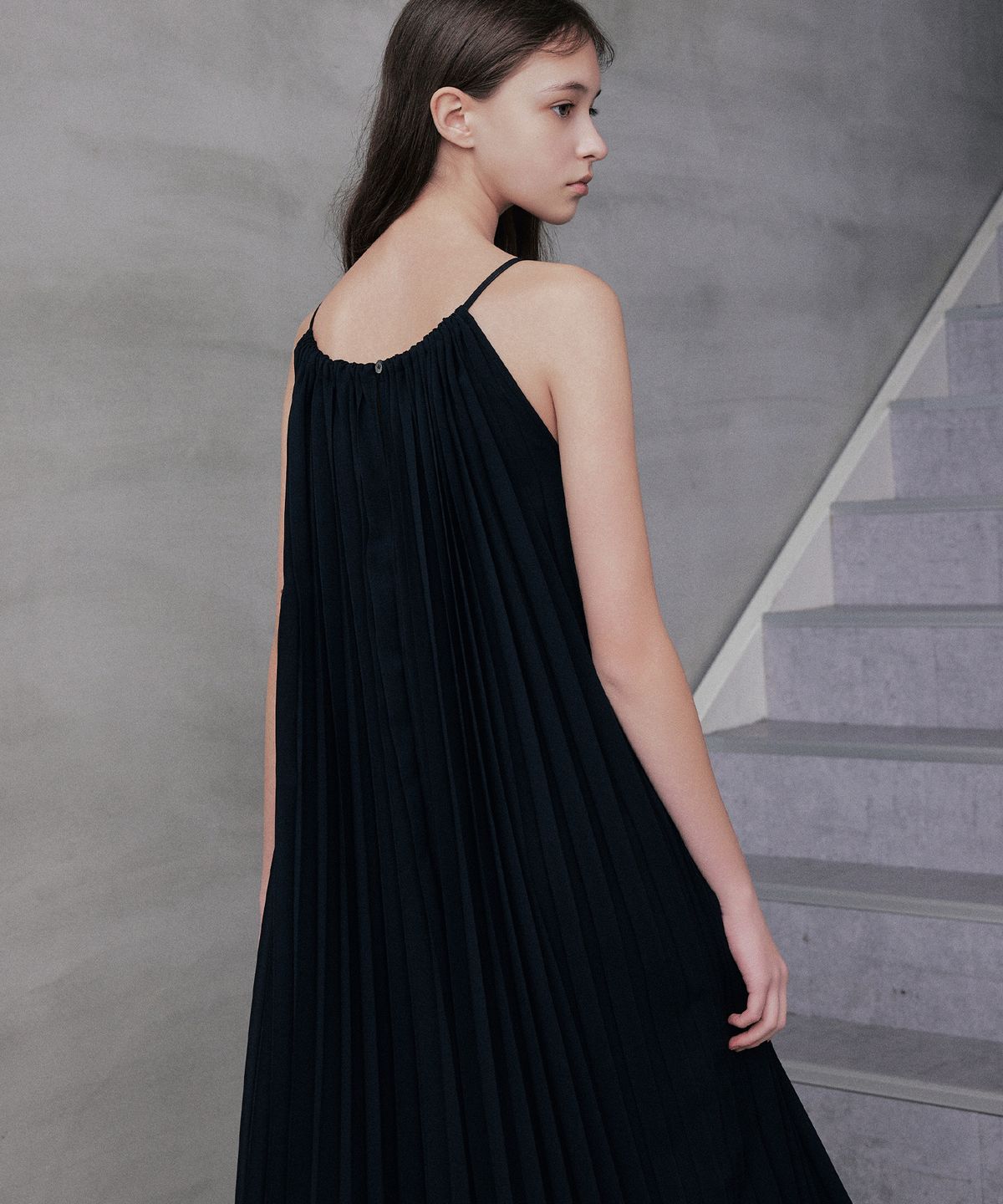 랭5(LANG5) [NELLIE] PLEATS ONE-PIECE [넬리] 플리츠 원피스
