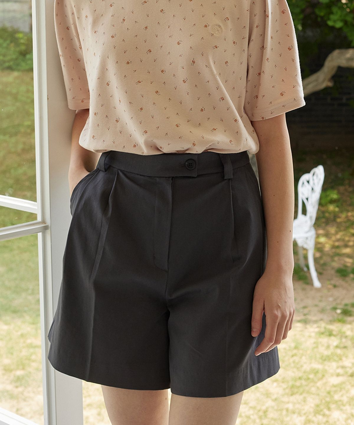 논로컬(NONLOCAL) Two-Tuck A-line Shorts 2 Color