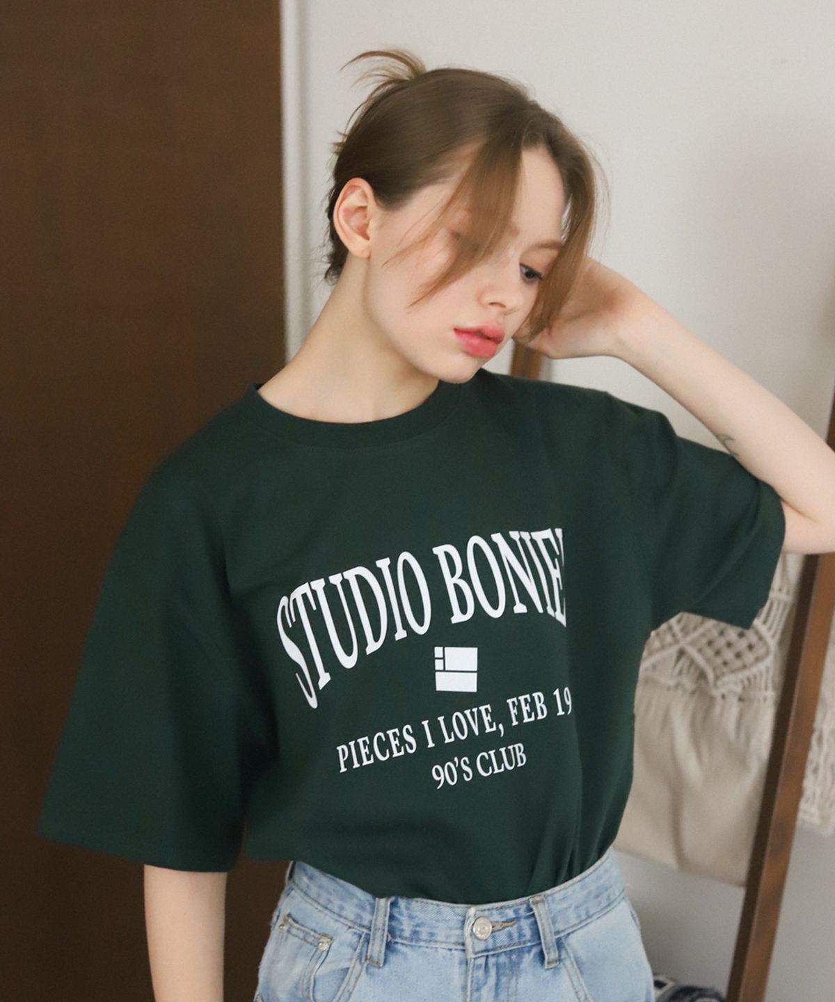 보늬(BONIEE) 아치 레트로 타이포(Arch Retro Typo) 그래픽 루즈 티셔츠 그린