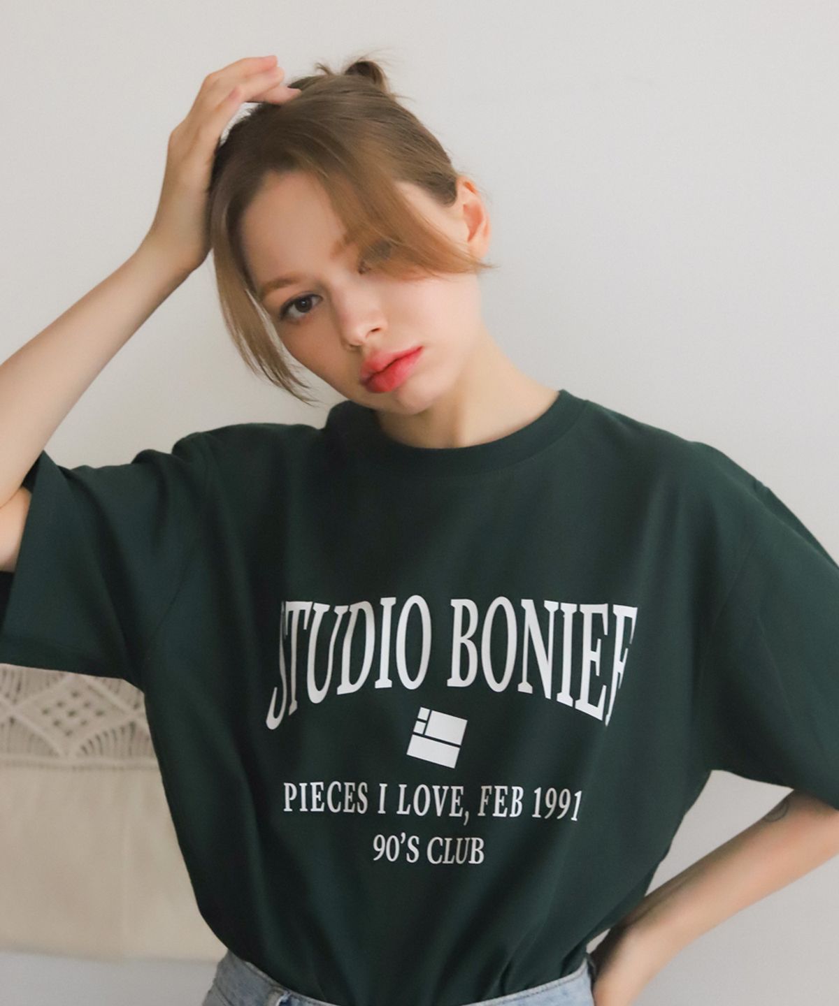 보늬(BONIEE) 아치 레트로 타이포(Arch Retro Typo) 그래픽 루즈 티셔츠 그린