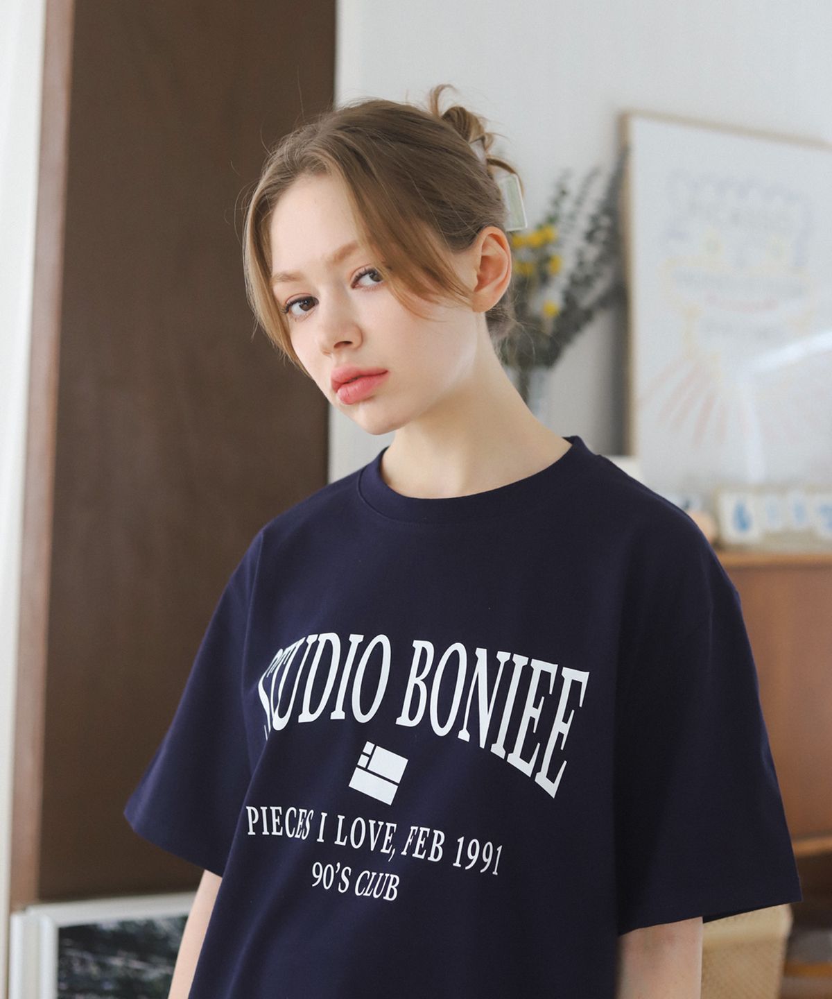 보늬(BONIEE) 아치 레트로 타이포(Arch Retro Typo) 그래픽 루즈 티셔츠 네이비